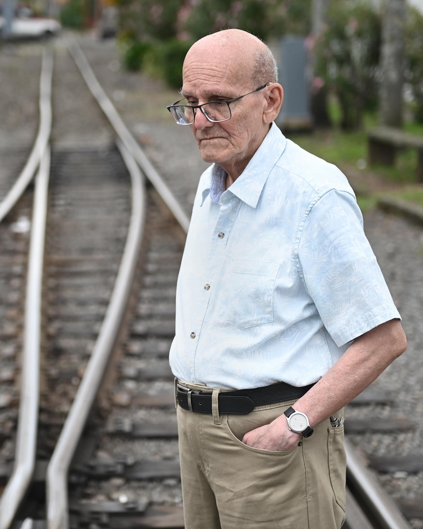 10 de junio del 2025. Estación de trenes del Atlántico, San José. 10:30 hrs. Retratos de los escritores costarricenses Gerardo César Hurtado y Bernabé Berrocal para la Revista Dominical. En la foto: Gerardo César Hurtado. Foto; Albert Marín
