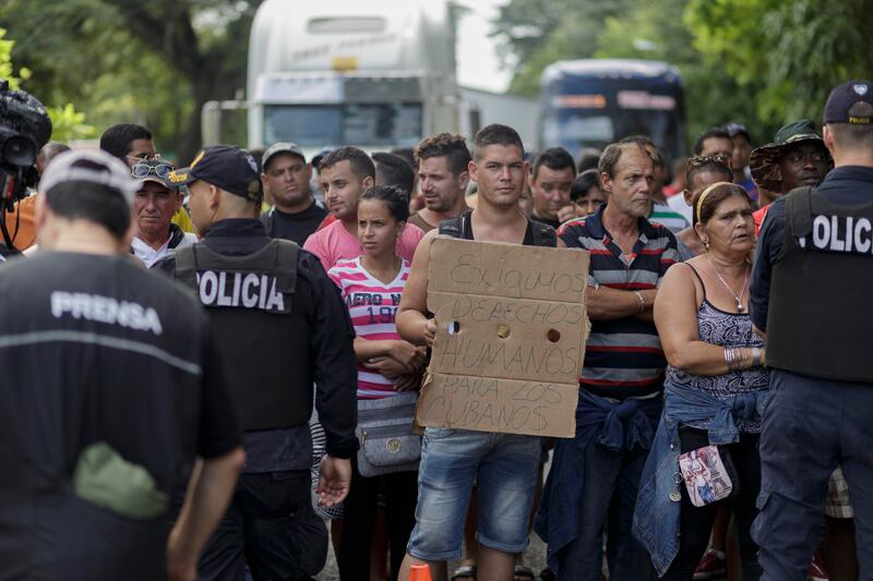 Decenas de cubanos se colocaron ayer en suelo costarricense frente a la frontera con Nicaragua, para exigir que los dejen pasar en su camino a EE. UU. | JORGE ARCE