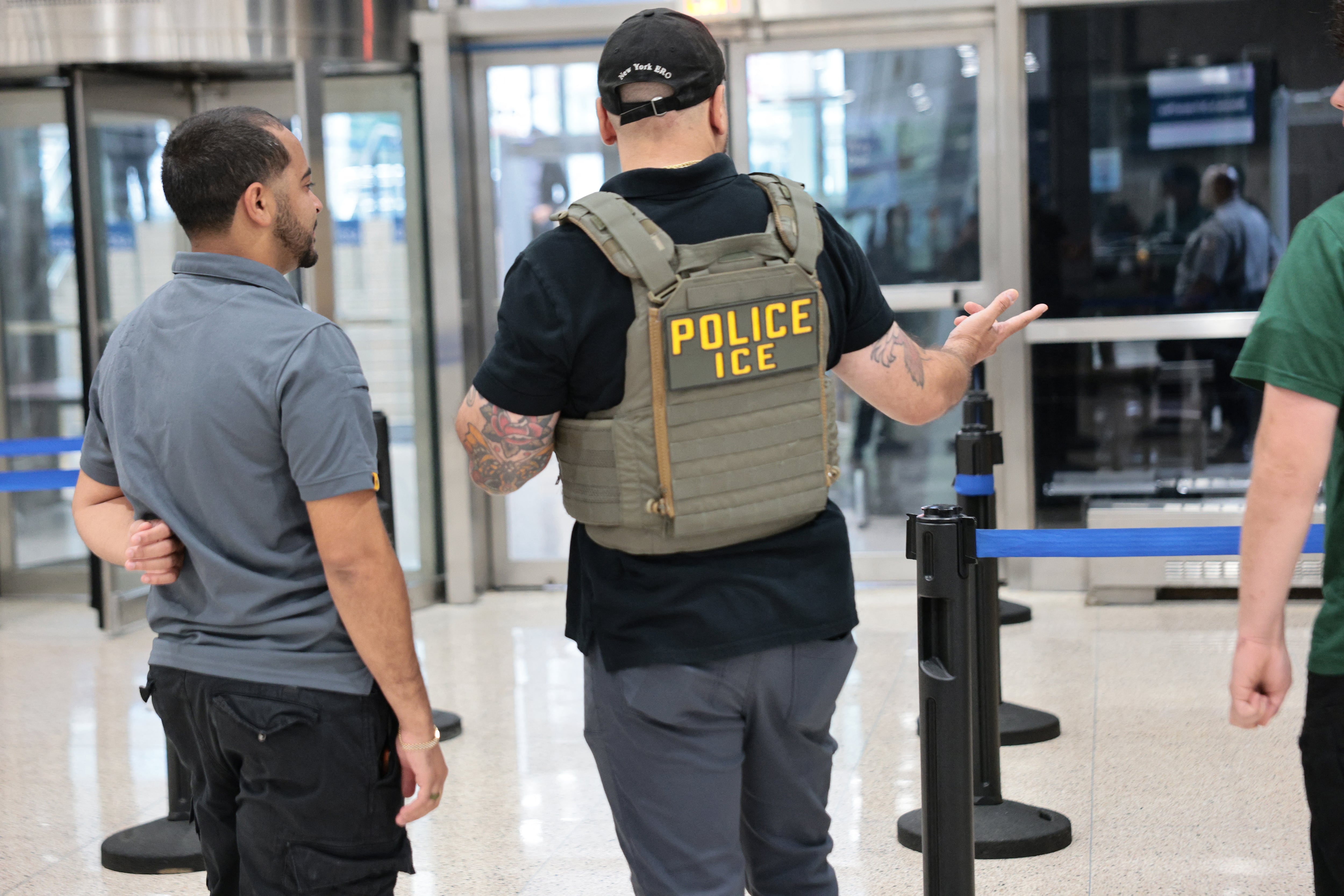 NUEVA YORK, NUEVA YORK - 1 de septiembre: Agentes del Servicio de Inmigración y Control de Aduanas (ICE) montan guardia frente a su oficina regional de Nueva York el 1 de septiembre de 2026, en la ciudad de Nueva York. El secretario de Seguridad Nacional, Markwayne Mullin, estuvo acompañado por Kenneth Genalo, director de la oficina regional de ICE en Nueva York, y Philip Rhoney, director interino de la oficina regional de ERO (Operaciones de Ejecución y Remoción) de ICE en Buffalo, para hablar sobre la «Operación Rotten Apple», una reciente operación en Nueva York que resultó en 2.100 detenciones.