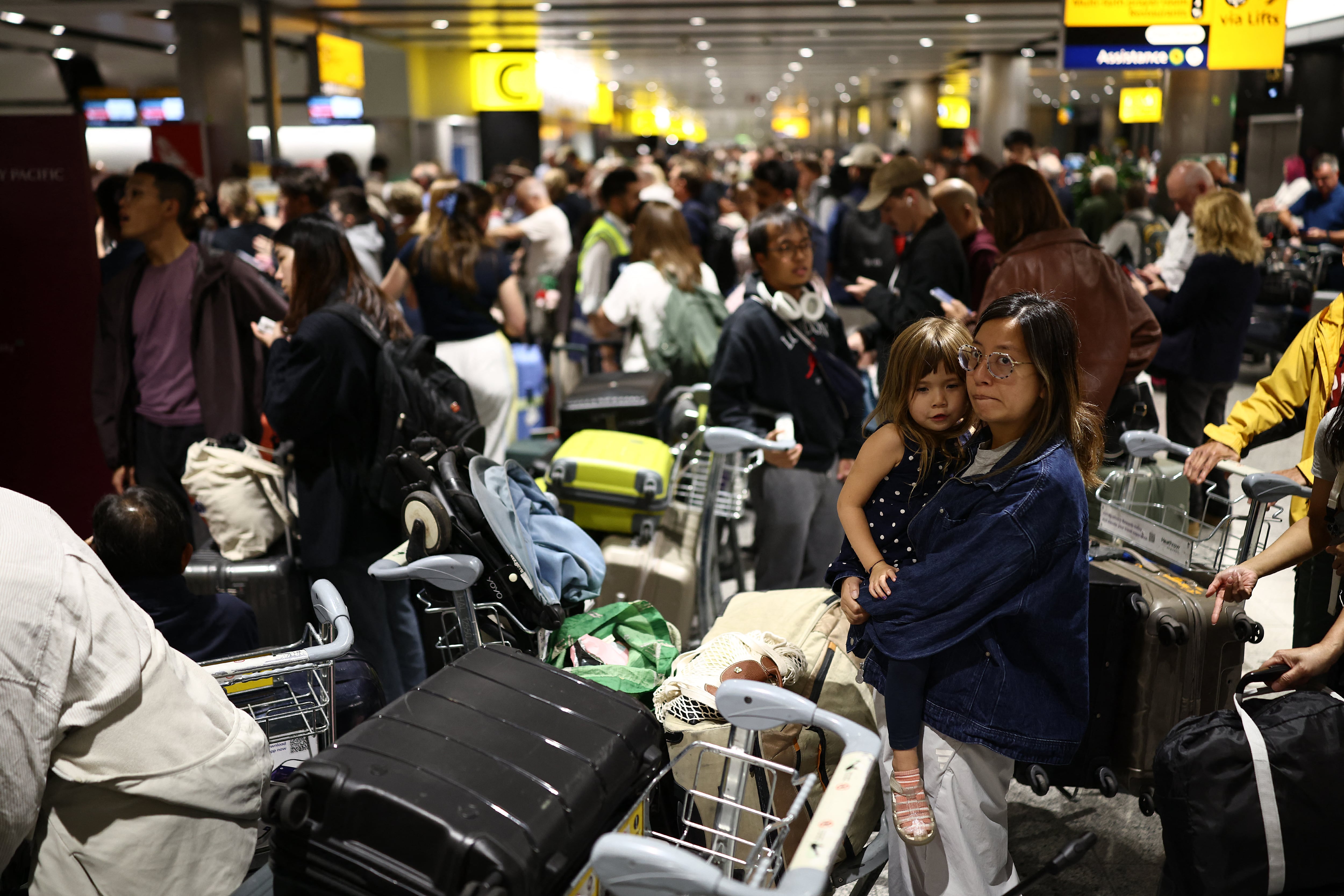 Una falla del control aéreo británico dejó nuevas cancelaciones, miles de pasajeros afectados y presión sobre la dirección de NATS.
