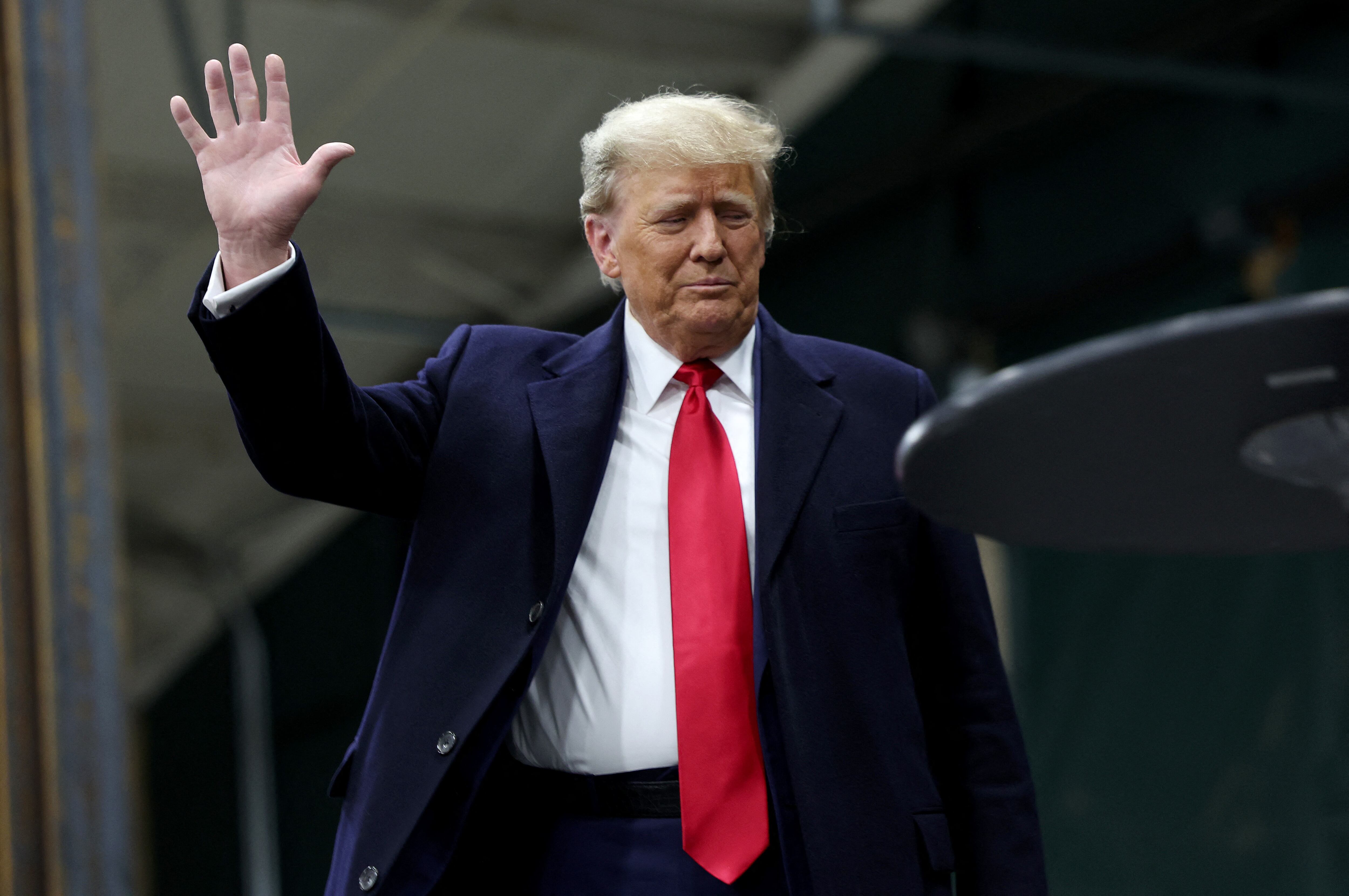 Donald Trump lidera las primarias republicanas en Iowa, anticipando su papel destacado en las elecciones presidenciales.