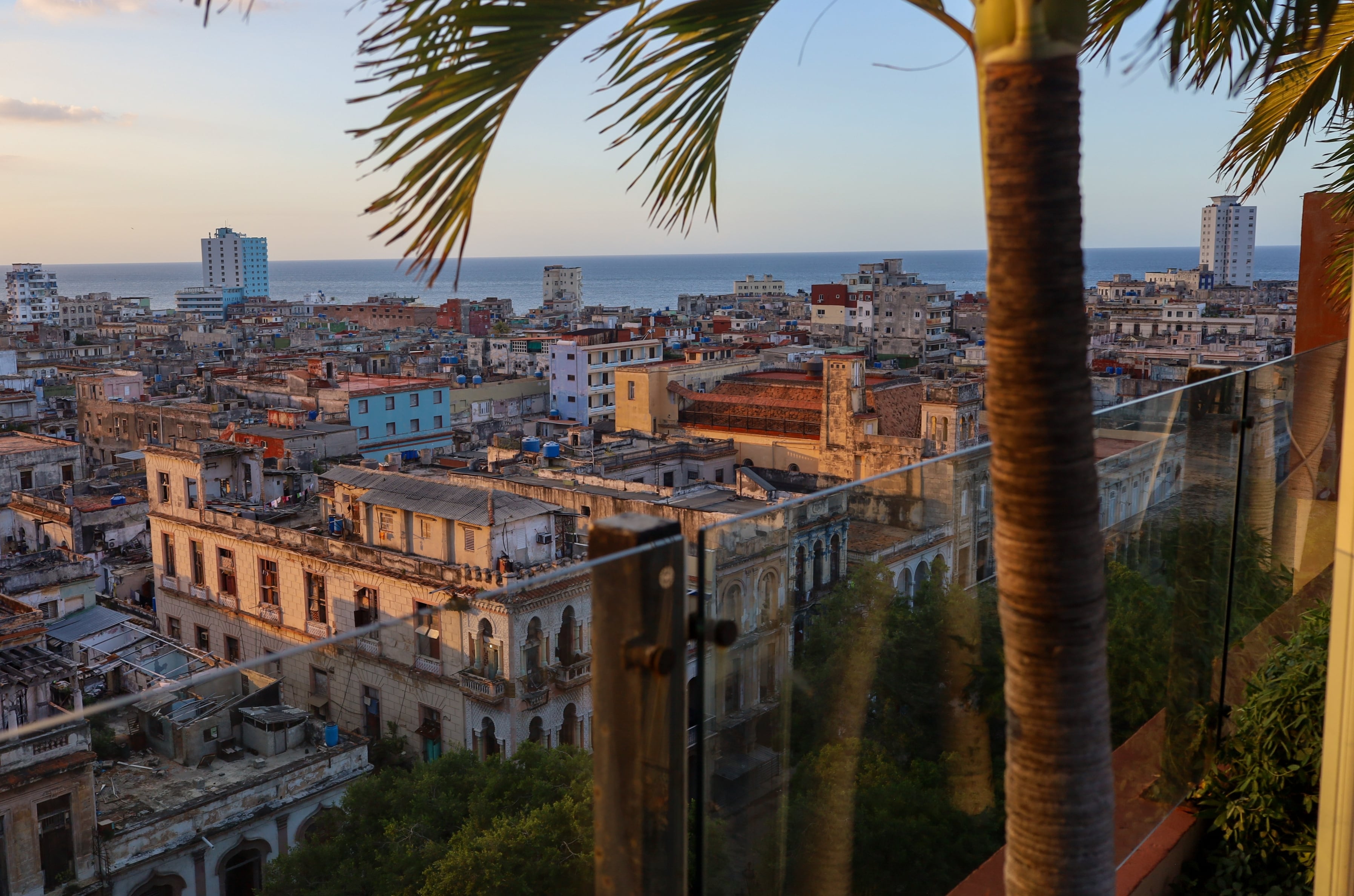 24 de enero de 2026 Vista desde el centro de La Habana, Cuba, hacia el norte hasta el Malecón. Edificios viejos y, al fondo, el mar