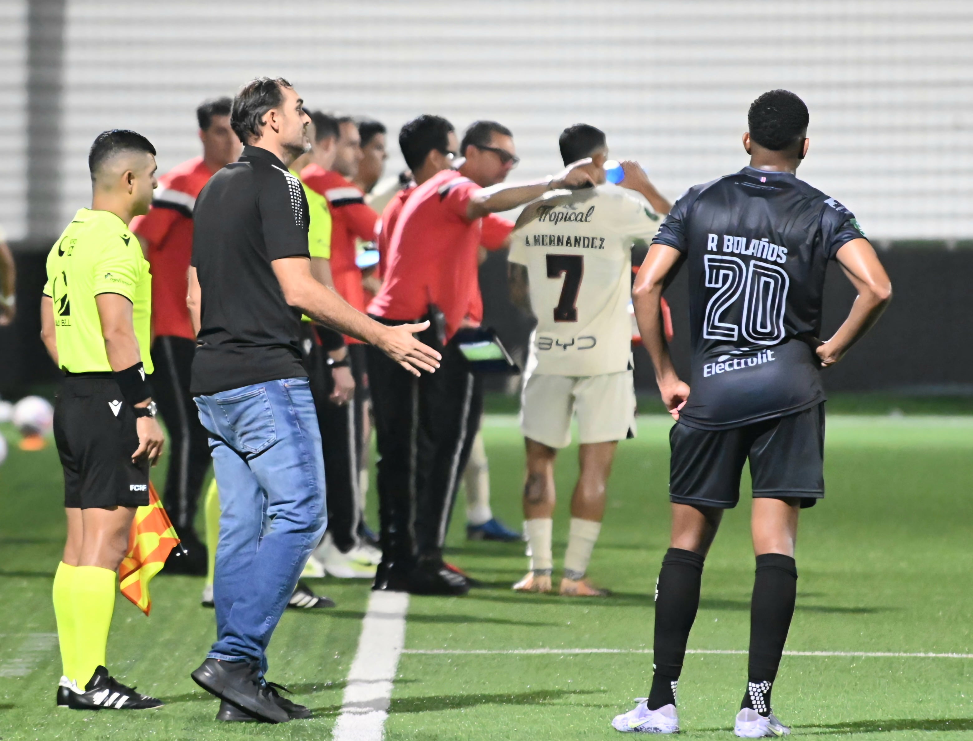25 de julio del 2026. Estadio Puente de Piedra, Grecia. 20:00 hrs. El equipo Sporting FC se enfrenta a la Liga Deportiva Alajuelense en la jornada 1 del Torneo de Apertura del Campeonato Nacional de fútbol de Primera División. En la foto: los técnicos Andrés Carevic (Sporting) e Ismael Rescalvo (LDA). Acciones durante el juego. Foto: Albert Marin.