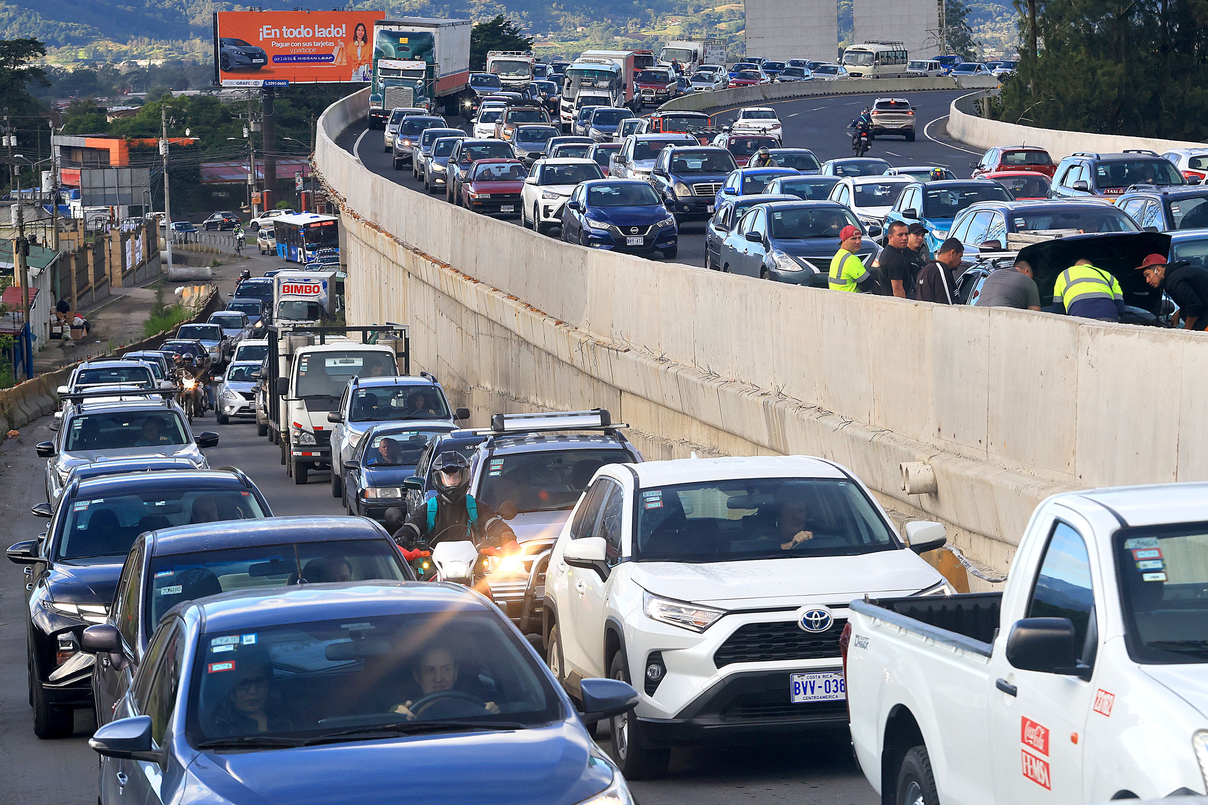 Congestionamiento vehicular en Taras de Cartago, reflejo de la metáfora de Cortázar en “La autopista del sur”.