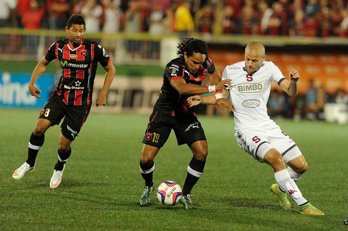 Jonathan MacDonald, de Alajuelense, y Sebastián Diana, de Saprissa, disputan el balón en los primeros minutos del juego en el Morera Soto.