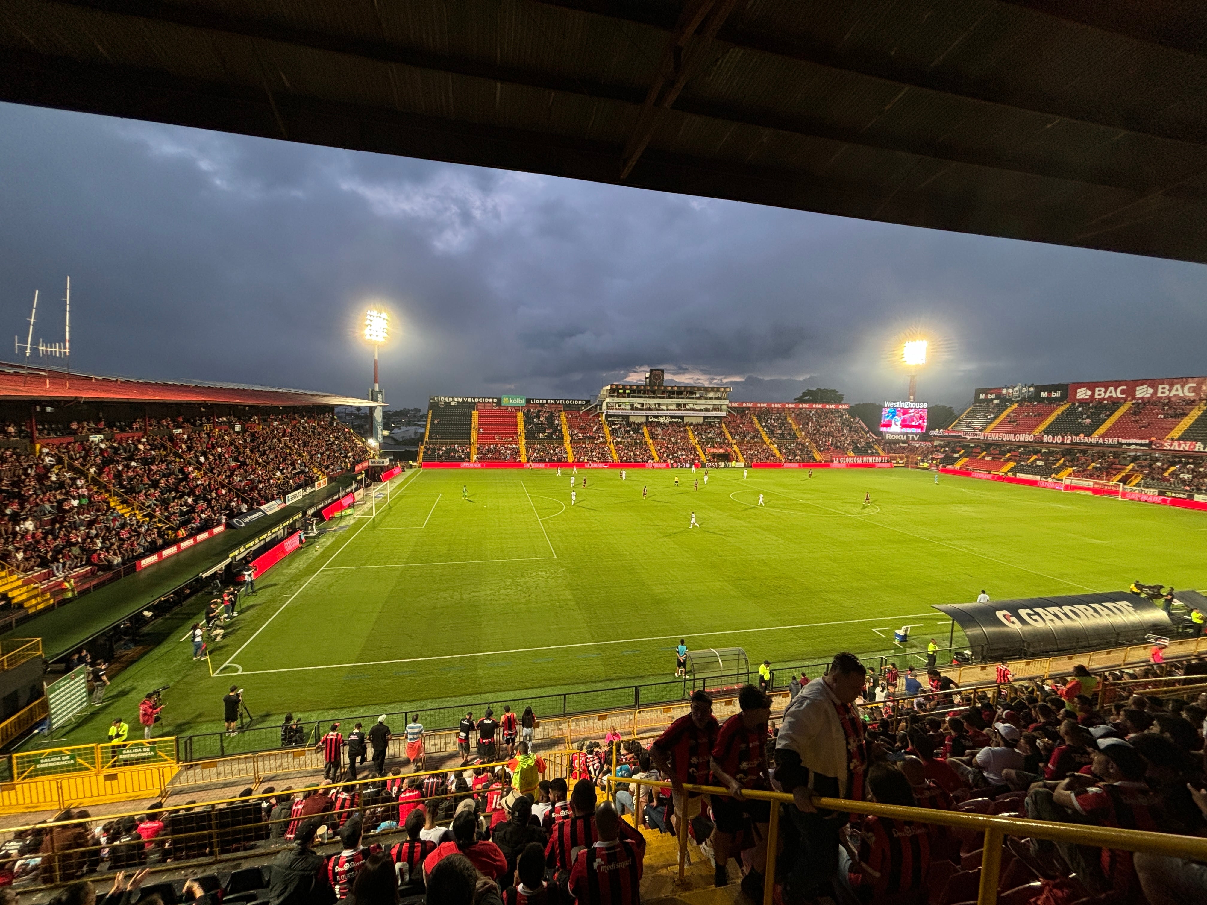 El partido entre Liga Deportiva Alajuelense y Santa Ana está en desarrollo en el Estadio Alejandro Morera Soto.