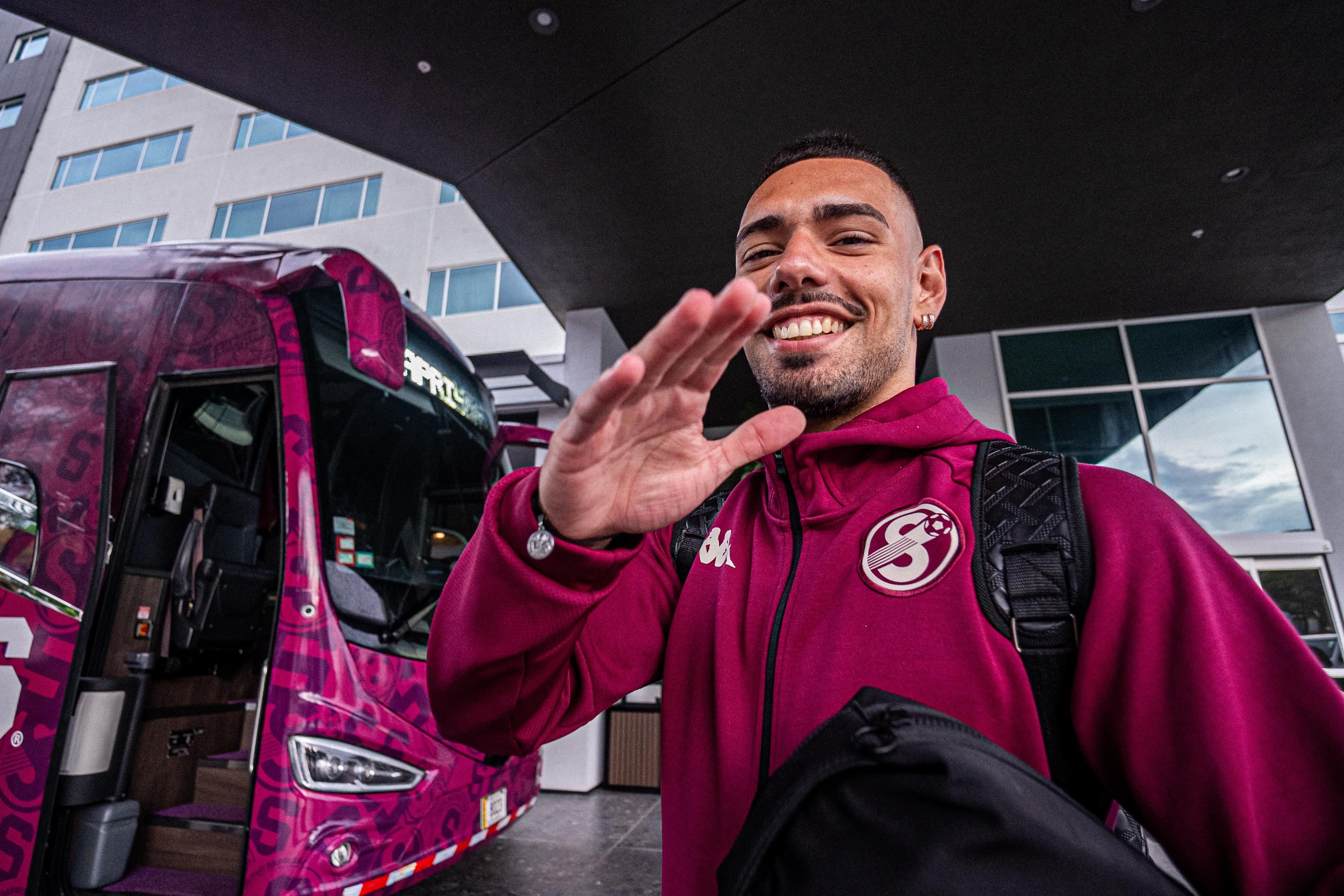 Nicolas Delgadillo rumbo al estadio de la Liga.