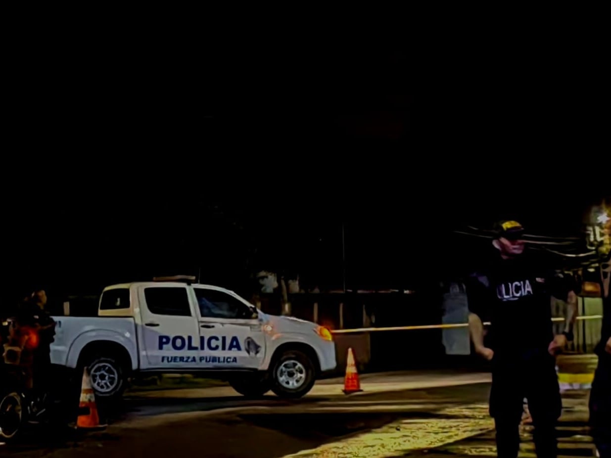 Personal de la Cruz Roja Costarricense y Fuerza Pública atendieron la emergencia por un atropello mortal ocurrido la noche de este sábado en Santo Domingo de Heredia.