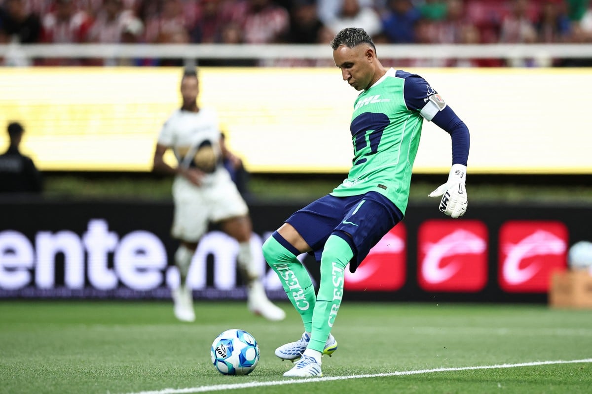 Keylor Navas controla un balón en el juego de Pumas y Mazatlán, el cual ganaron los Felinos 3 a 1.