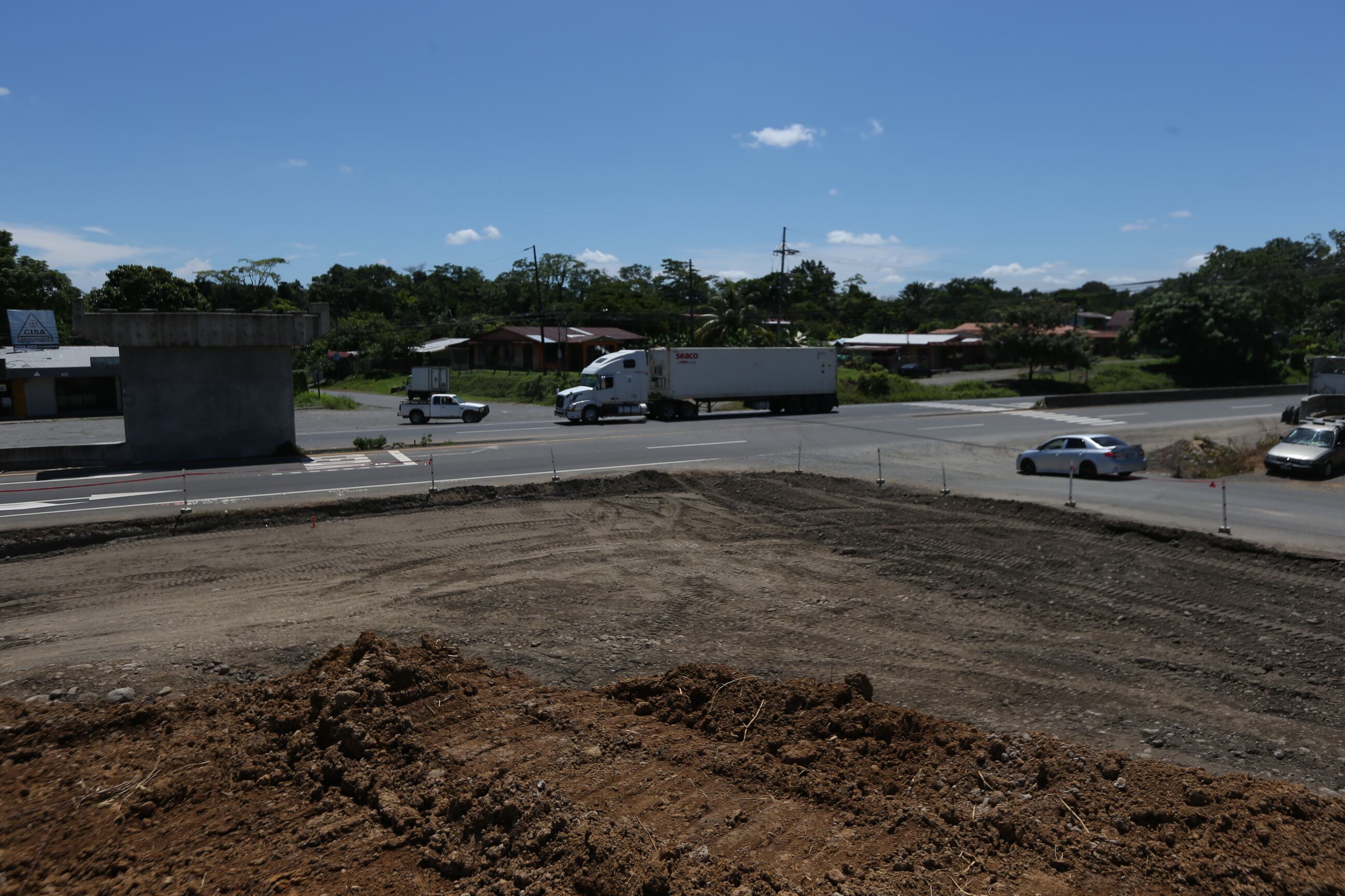 28/08/2024/ Obras ruta 32 / Siquirres / falta puentes peatonales / foto John Durán