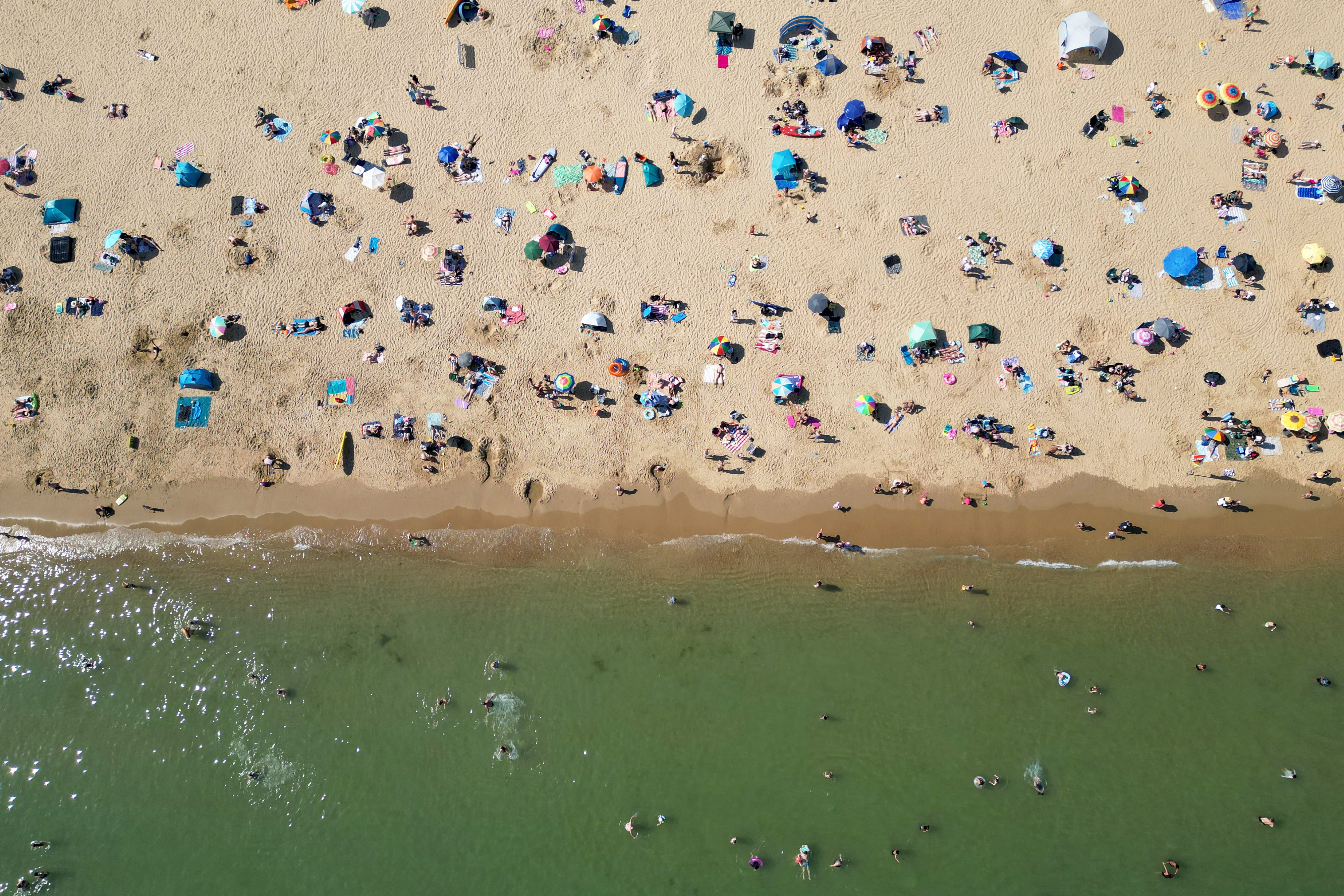 Una fotografía aérea muestra a personas bañándose en el mar y relajándose al sol en la playa de Bournemouth, en la costa sur de Inglaterra, el 26 de mayo de 2026, mientras la ola de calor se extendía por algunas zonas del sureste de Inglaterra y Londres. El martes, Gran Bretaña registró la temperatura más alta jamás registrada en un mes de mayo, con el mercurio alcanzando los 35 °C cerca de la capital.
Traducción realizada con la versión gratuita del traductor DeepL.com