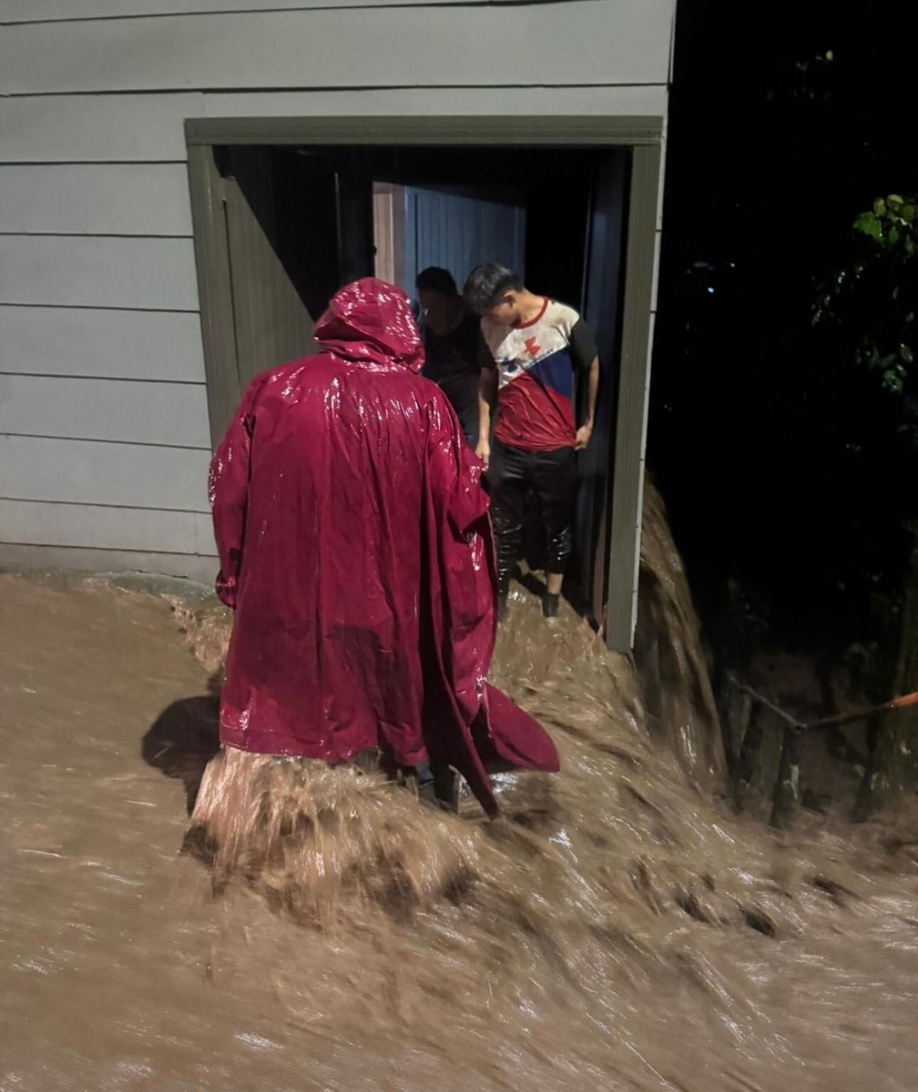 Las fuertes lluvias de este miércoles han causado inundaciones en varios sectores de Puntarenas, Esparza y Montes de Oro generando complicaciones en la movilidad y activando los protocolos de emergencia.