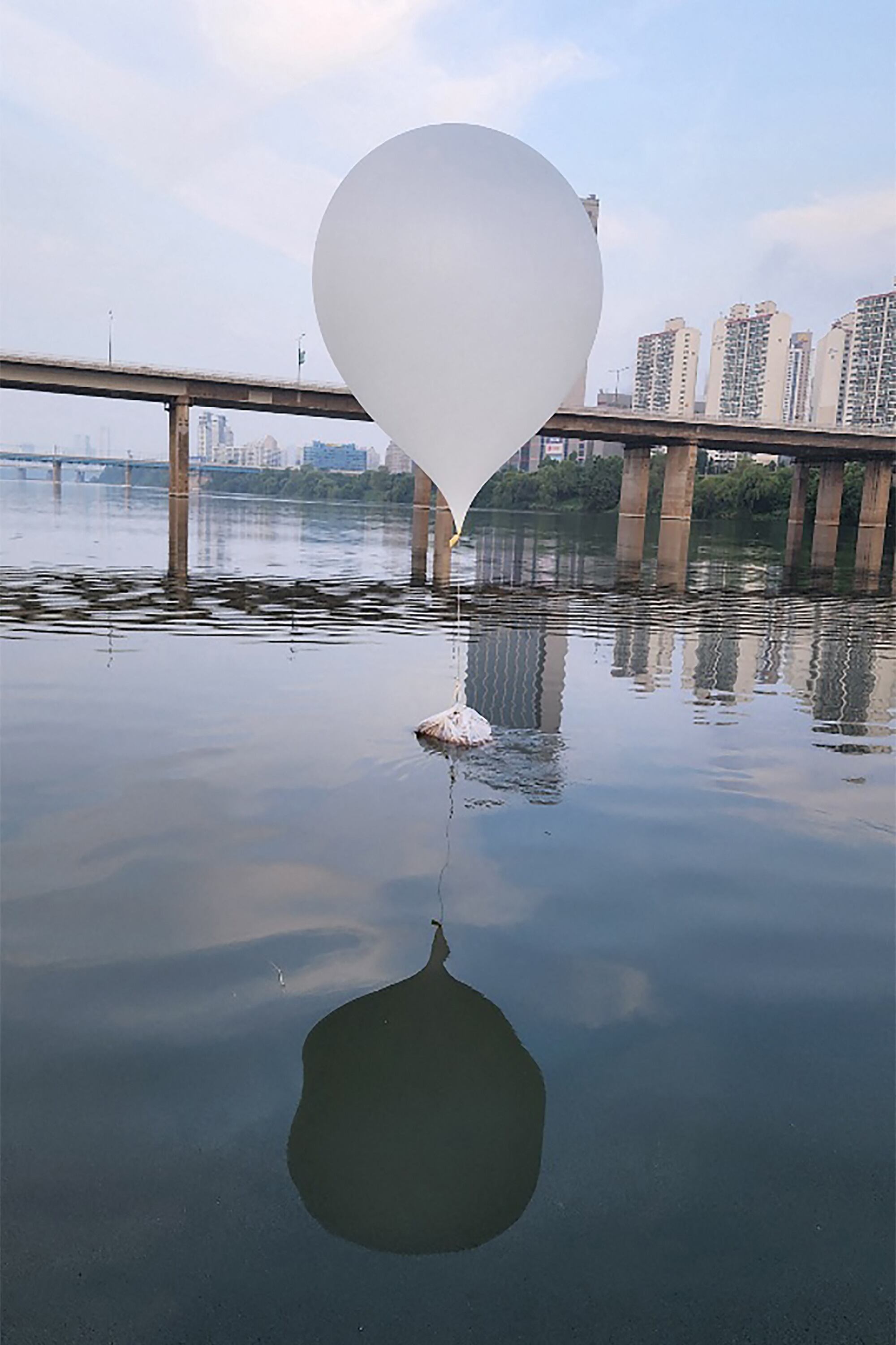Corea del Norte envió más de 300 globos cargados de basura a Corea del Sur.
