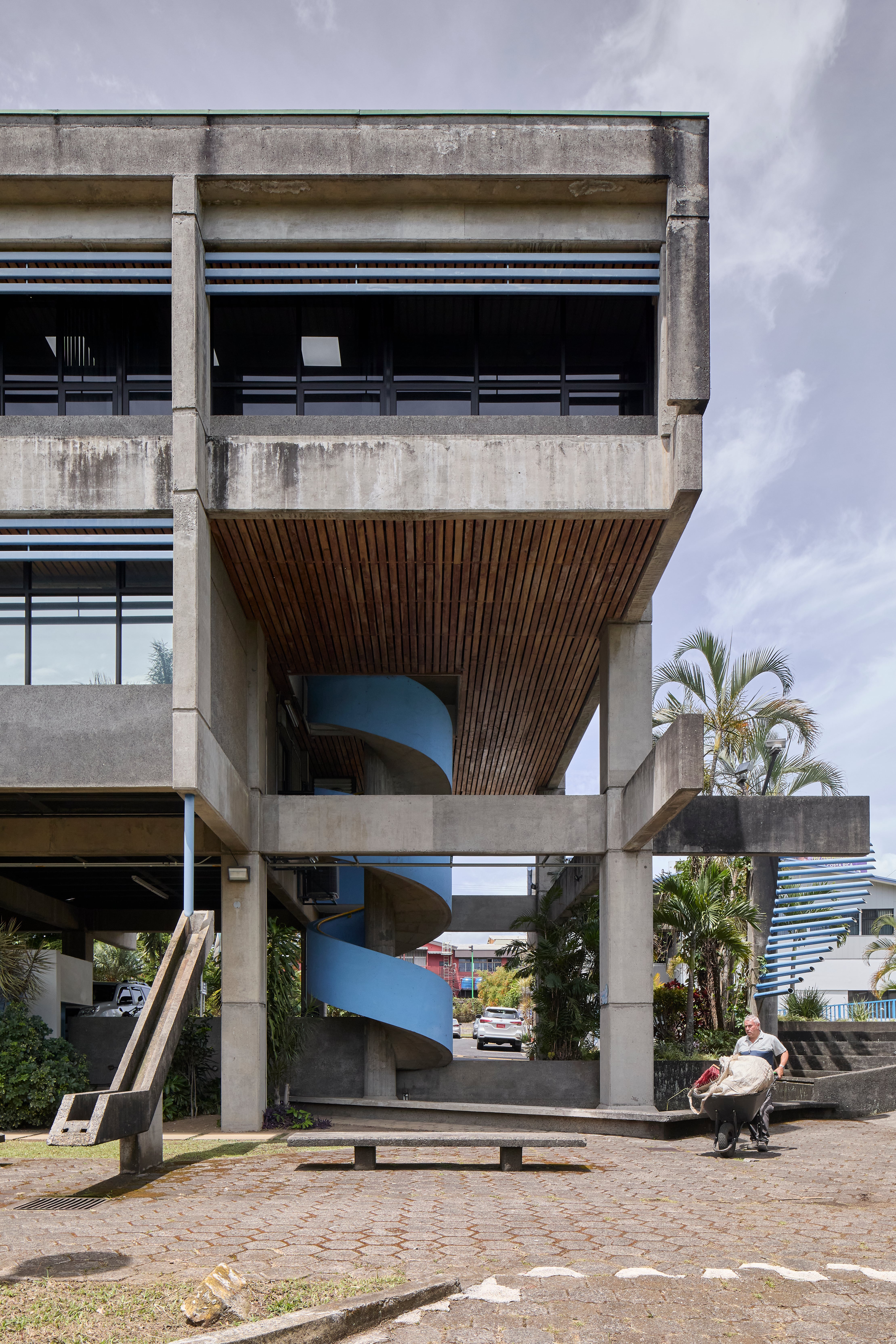 Edificio Administrativo B de la Universidad de Costa Rica, ubicado en Finca 1, Ciudad Universitaria Rodrigo Facio.