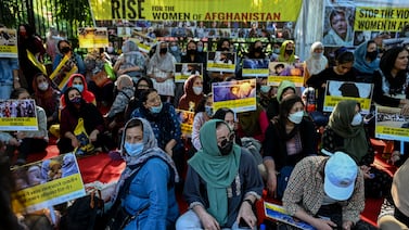 ‘Mi madre me aplastó el vientre con una piedra: testimonios revelan realidad del aborto en Afganistán