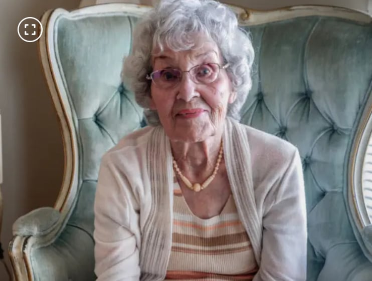 Marcia Brenner tiene 100 años y atiende por teléfono con un auricular inalámbrico.