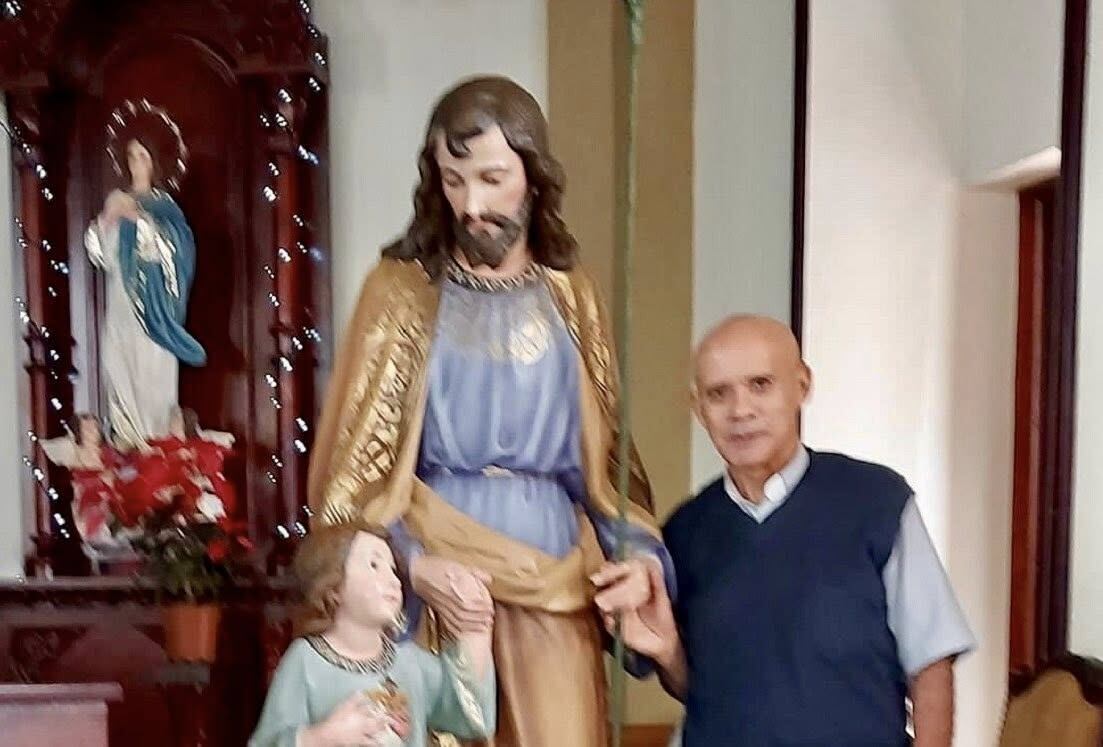 Fotografía en plano medio de persona sin facultades para oficiar sacramentos.