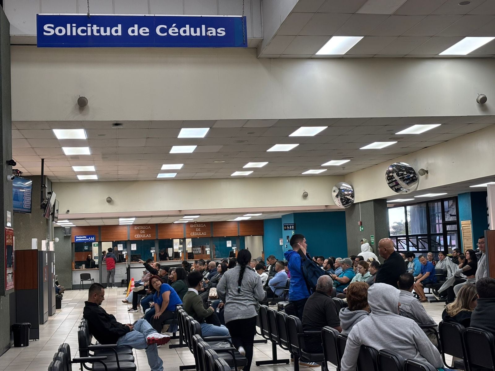 Así estaba la sala interna del Tribunal Supremo de Elecciones este domingo 1.° de febrero, donde cientos de personas acuden por su cédula para las elecciones 2026.