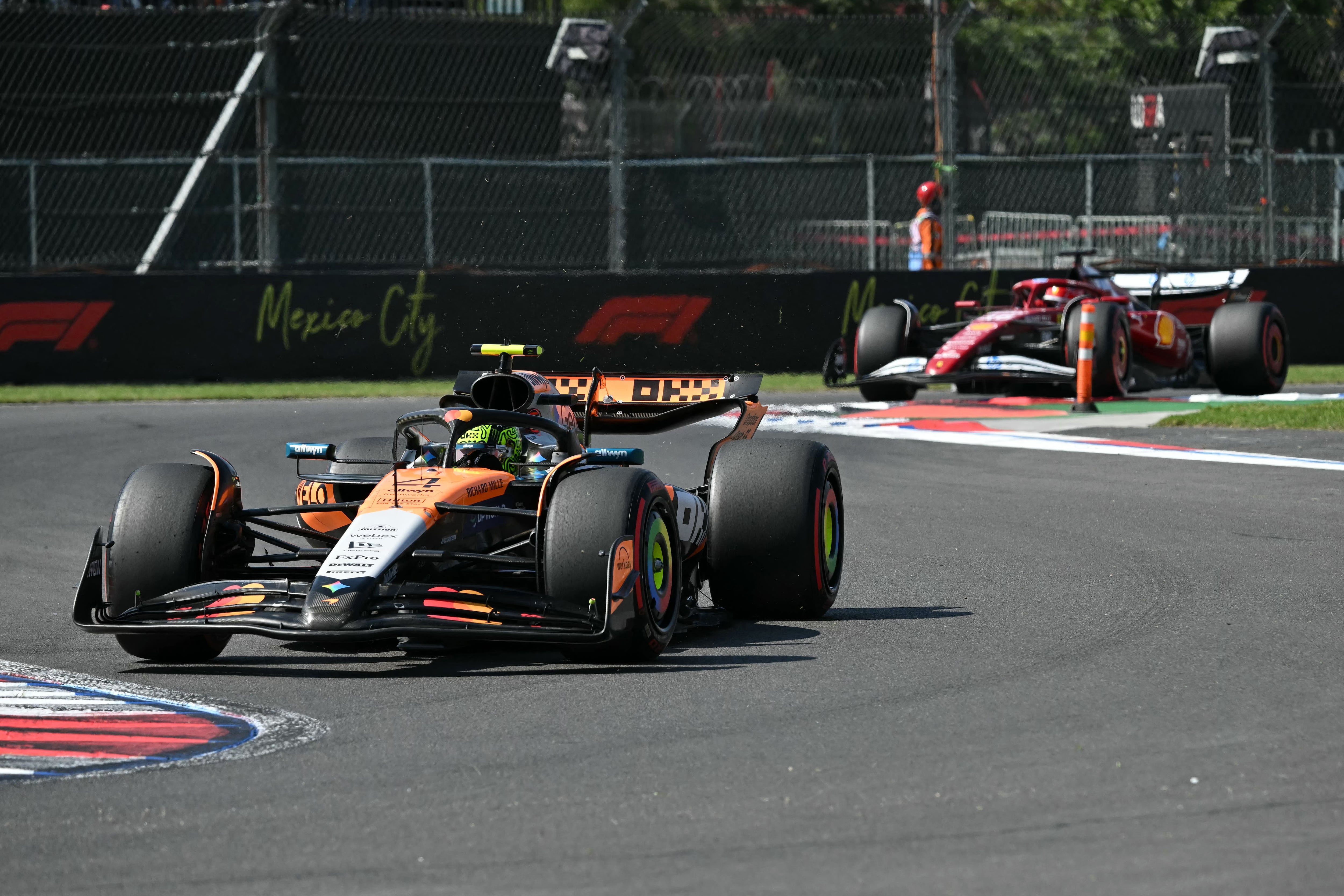 Lando Norris conduce su McLaren por delante de Charles Leclerc, de Ferrari, durante el Gran Premio de Ciudad de México en la F1.