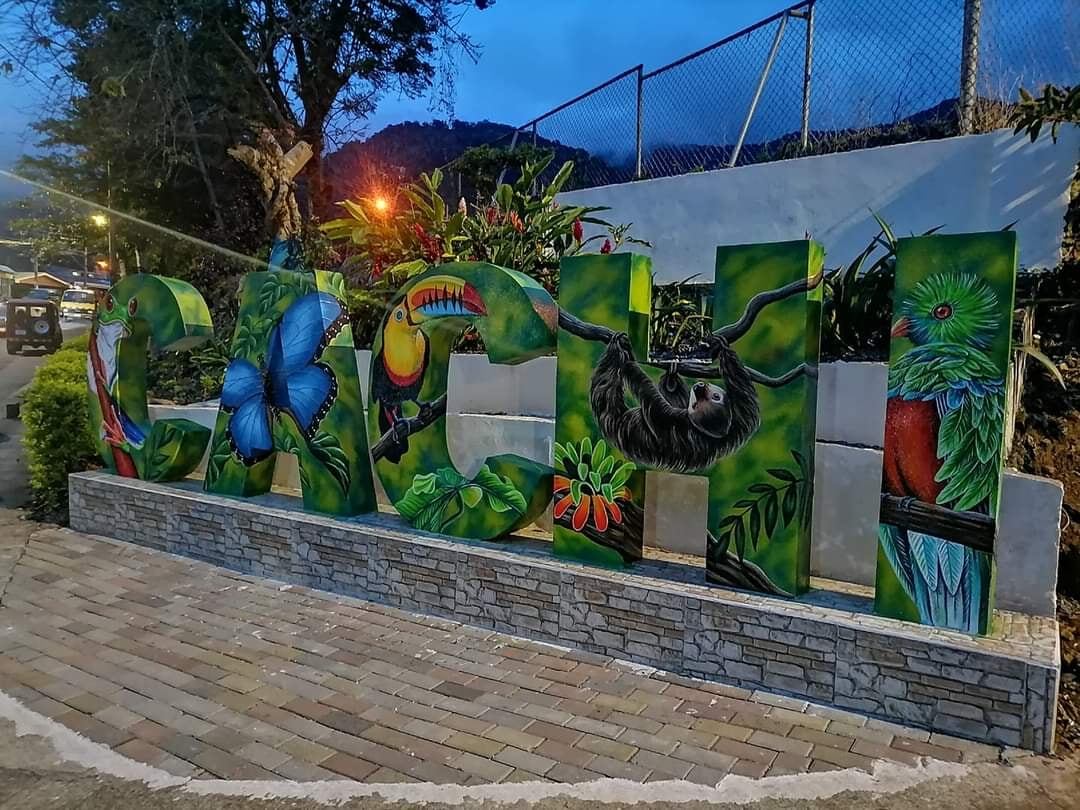 Mural que da la bienvenida al pueblo de Cachí