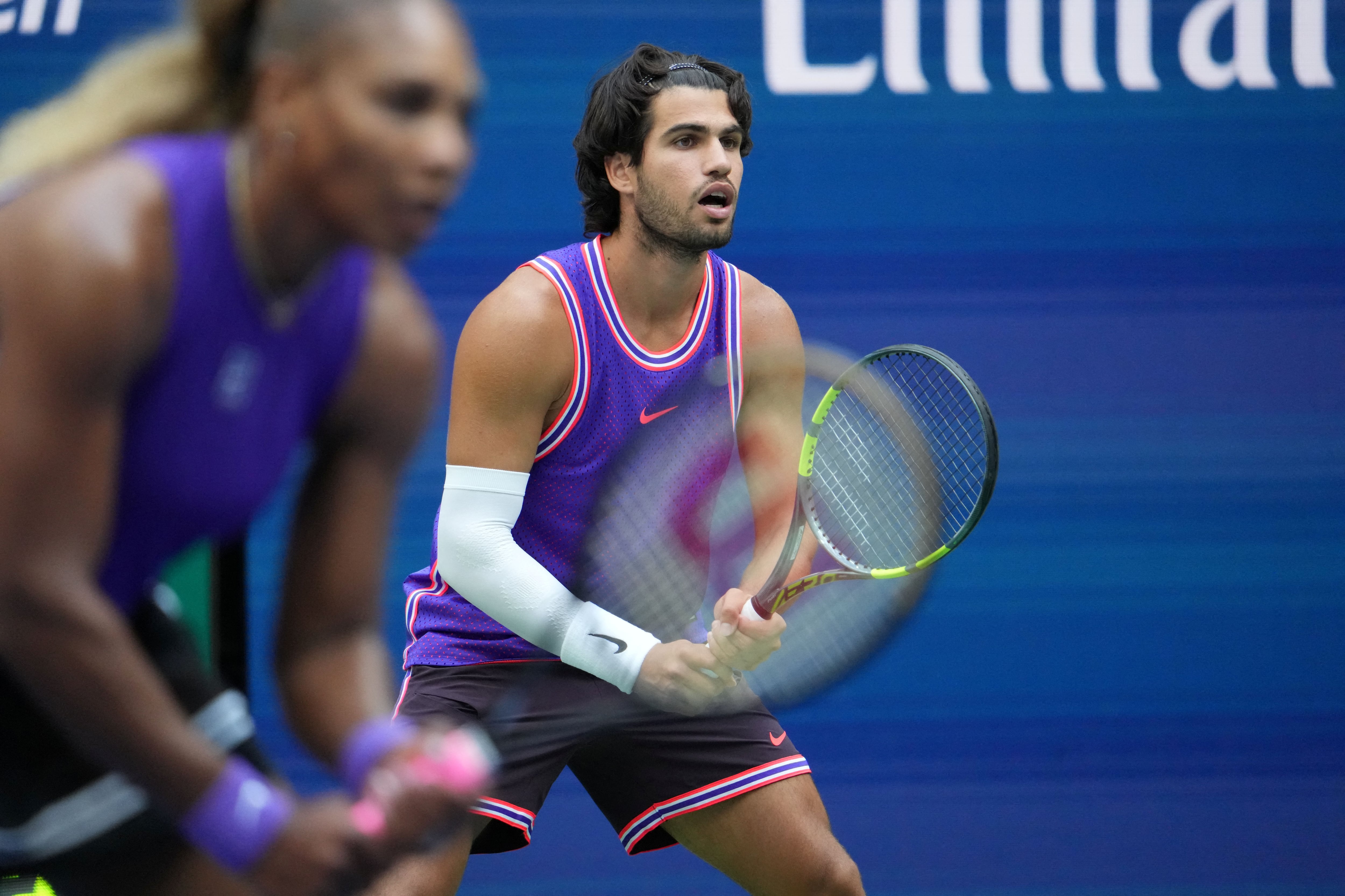 El tenista español Carlos Alcaraz compartió la pista con Serena Williams en la versión de dobles mixtos, antes del torneo individual del Abierto de Estados Unidos 2026.