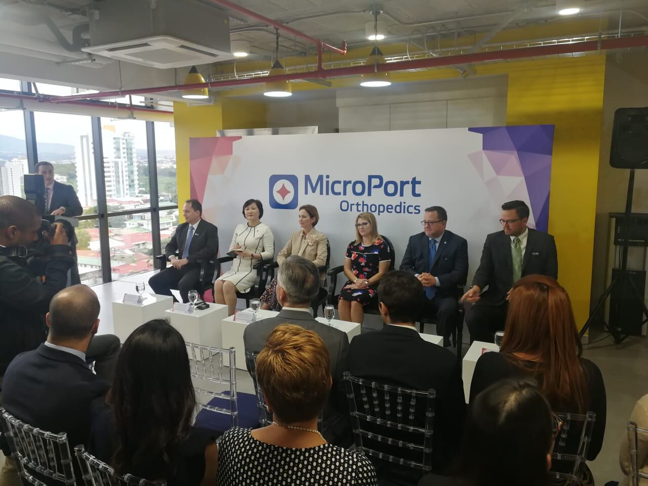Autoridades del Gobierno, entre ellos la ministra de Comercio Exterior, Dyalá Jiménez, y representantes de la empresa inauguraron el nuevo centro de servicios de la compañía del sector de equipo médico MicroPort Orthopedics, en Torre Sabana.