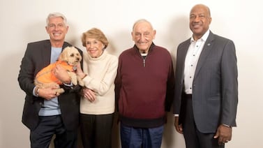 Pareja dona $120 millones a universidad en Estados Unidos tras salvar la vida de su perro con cáncer