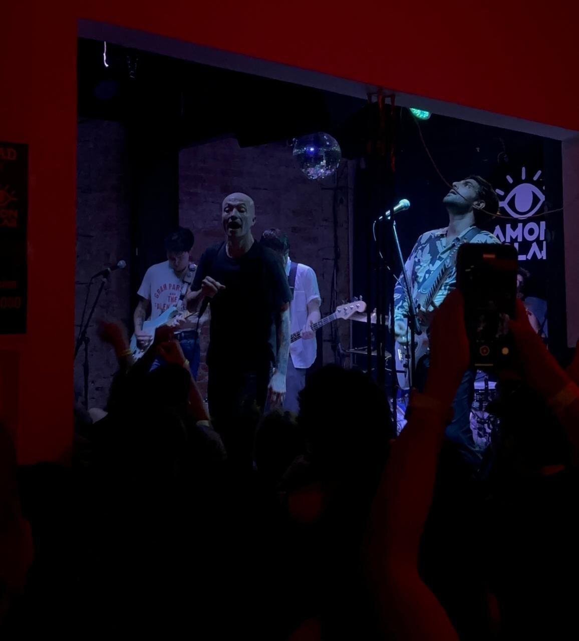 Jeremy Bolm de Touché Amoré desata una ola de emociones crudas durante su potente debut en Costa Rica.