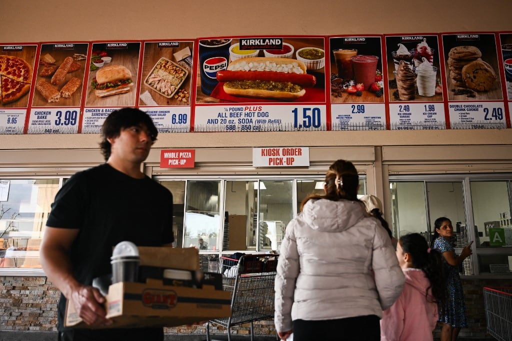Clientes de Costco esperan en fila para ordenar comida.