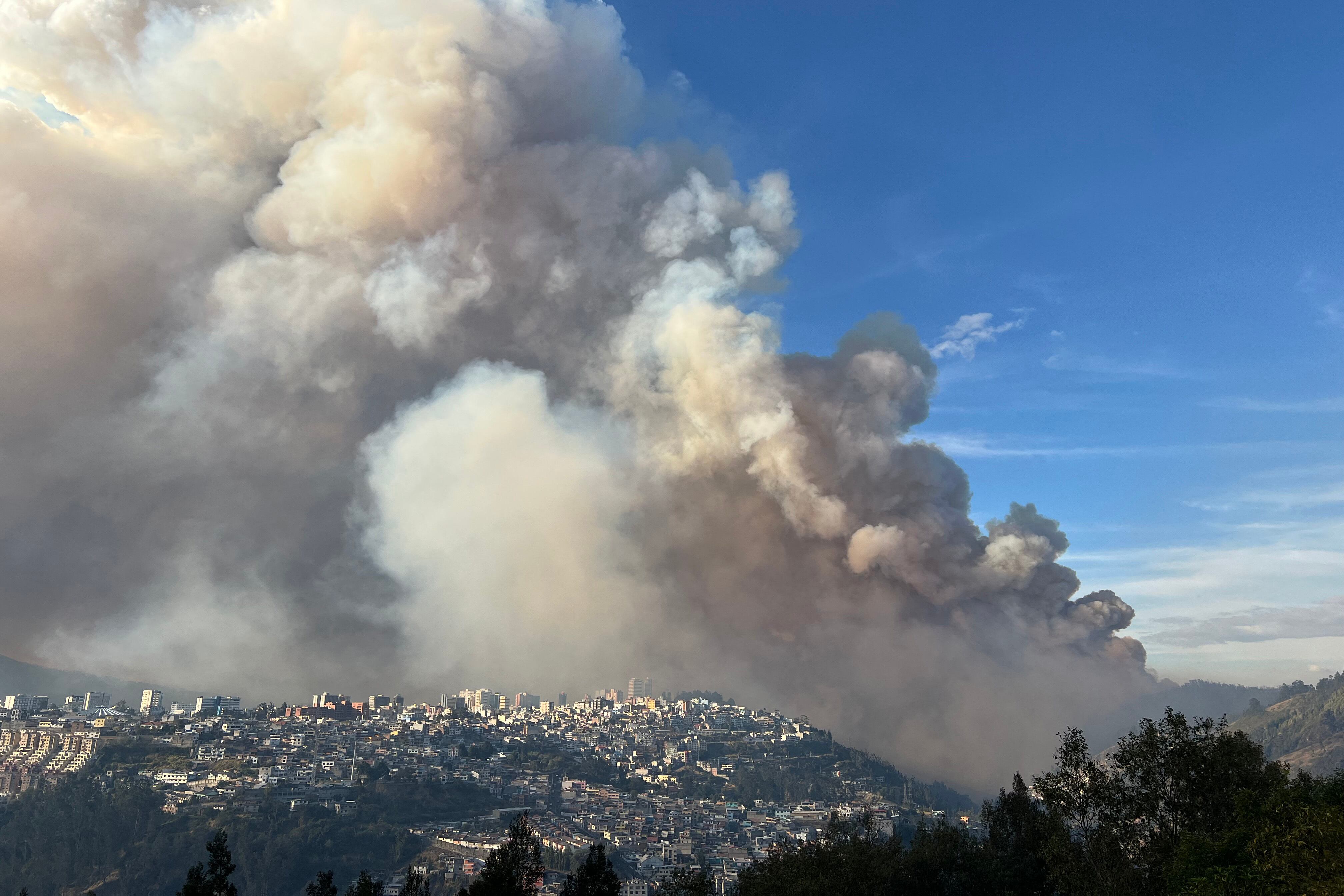 Al menos cinco incendios forestales ardían simultáneamente en Quito, cubriéndolo nuevamente con humo y cenizas, en medio de una 'crisis hídrica' causada por la peor sequía de Ecuador en 61 años.