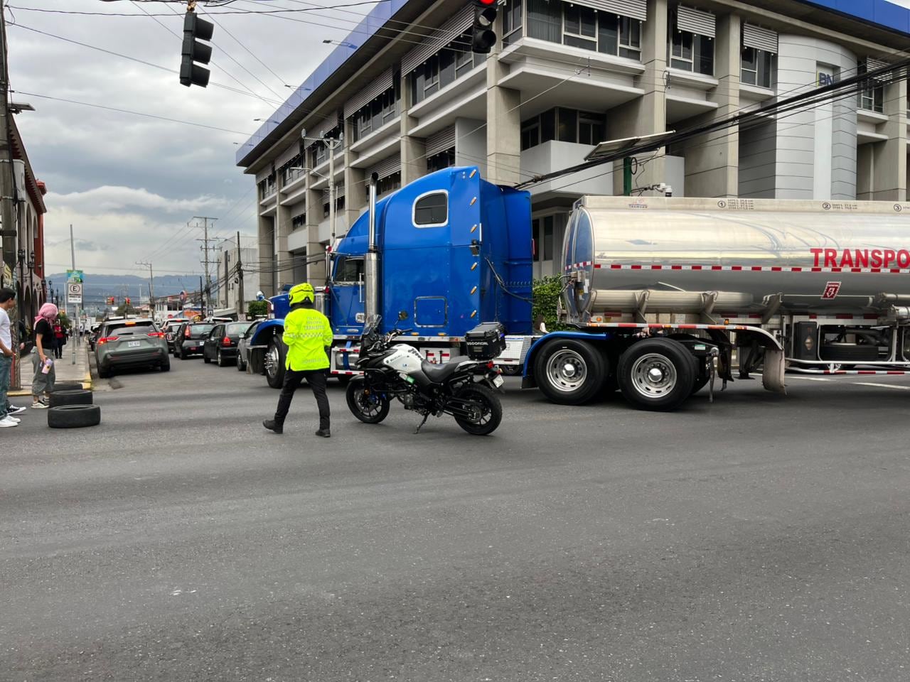 Un nuevo bloqueo frente al Outelt Mall por parte del movimiento estudiantil de la UCR, en protestas por las negociaciones del FEES 2027.