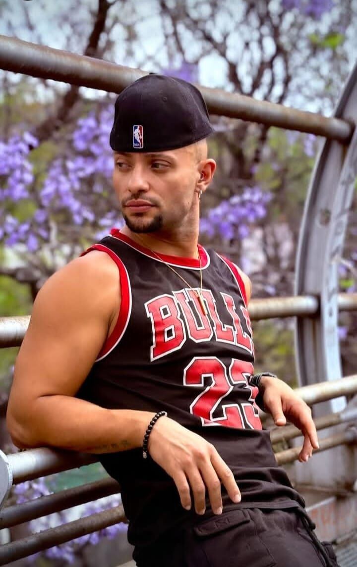 Michael Rubí posando para una foto