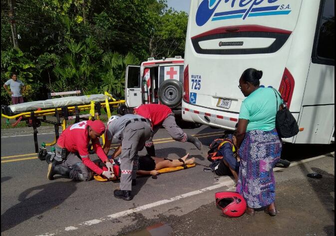 Momento de la atención de la mujer accidentada este sábado en el sector de Comadre en Cahuita. Fotografía: