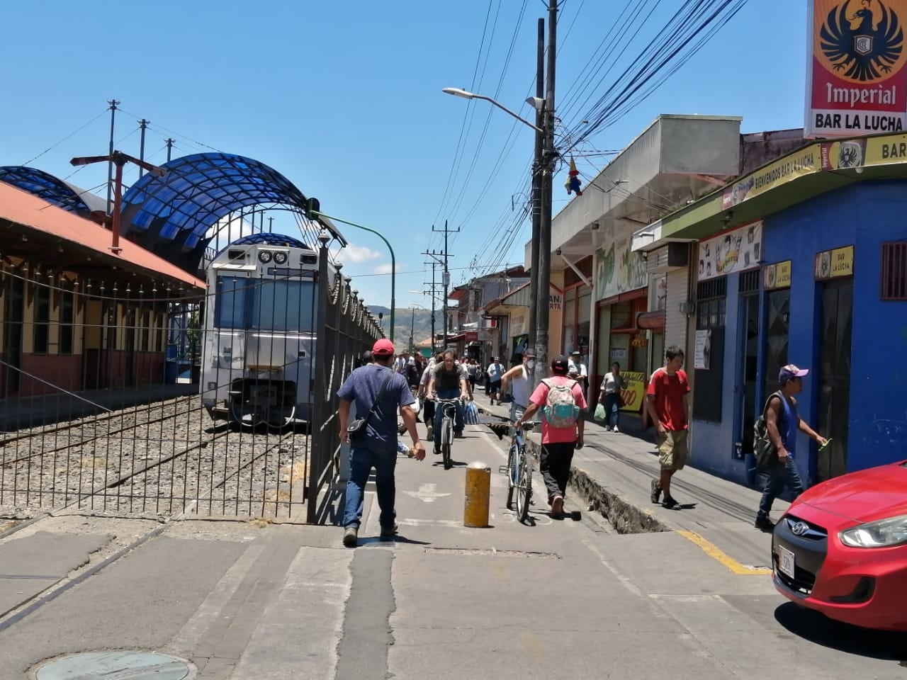 Cartagineses abarrotan calles a pesar de llamado de las autoridades de quedarse en casa para evitar la propagación del covid-19. Fotos: Keyna Calderón.