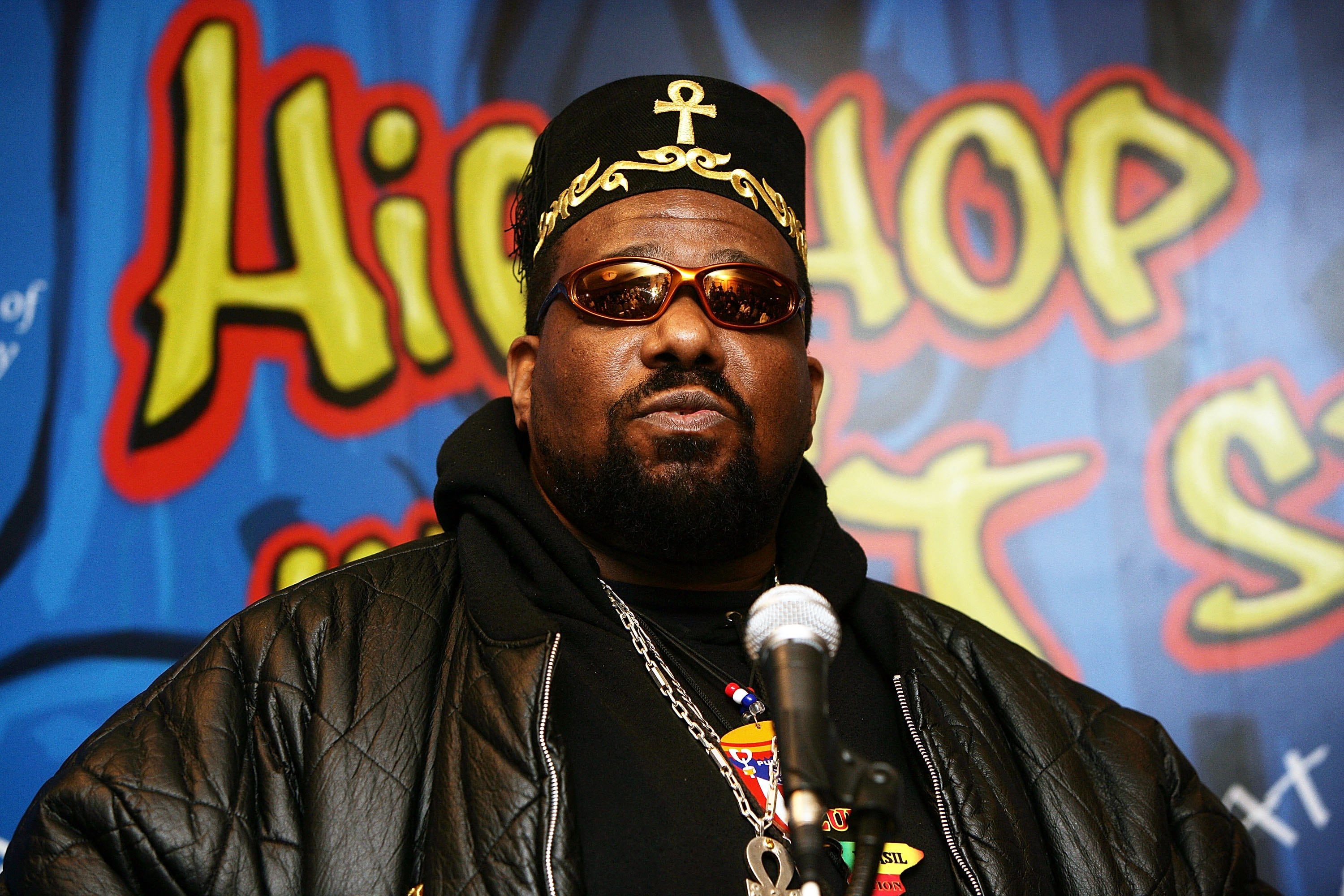 Afrika Bambaataa, construyó su legado en sus inicios con la Universal Zulu Nation donde buscaba alejar jóvenes de las pandillas.