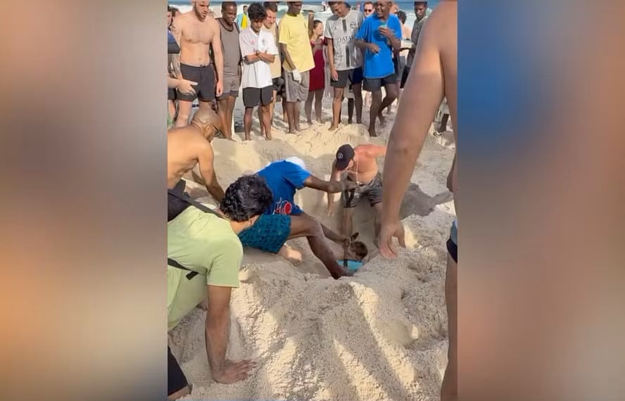 El visitante cavó un hueco profundo en Copacabana y no logró salir; fue rescatado con ayuda de otros bañistas.