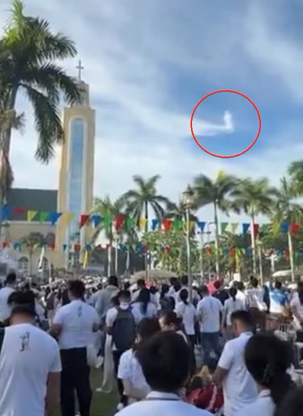 Una nube con forma de Jesús atrajo a más de 8.000 fieles a una basílica filipina en busca de bendiciones y señales del cielo.