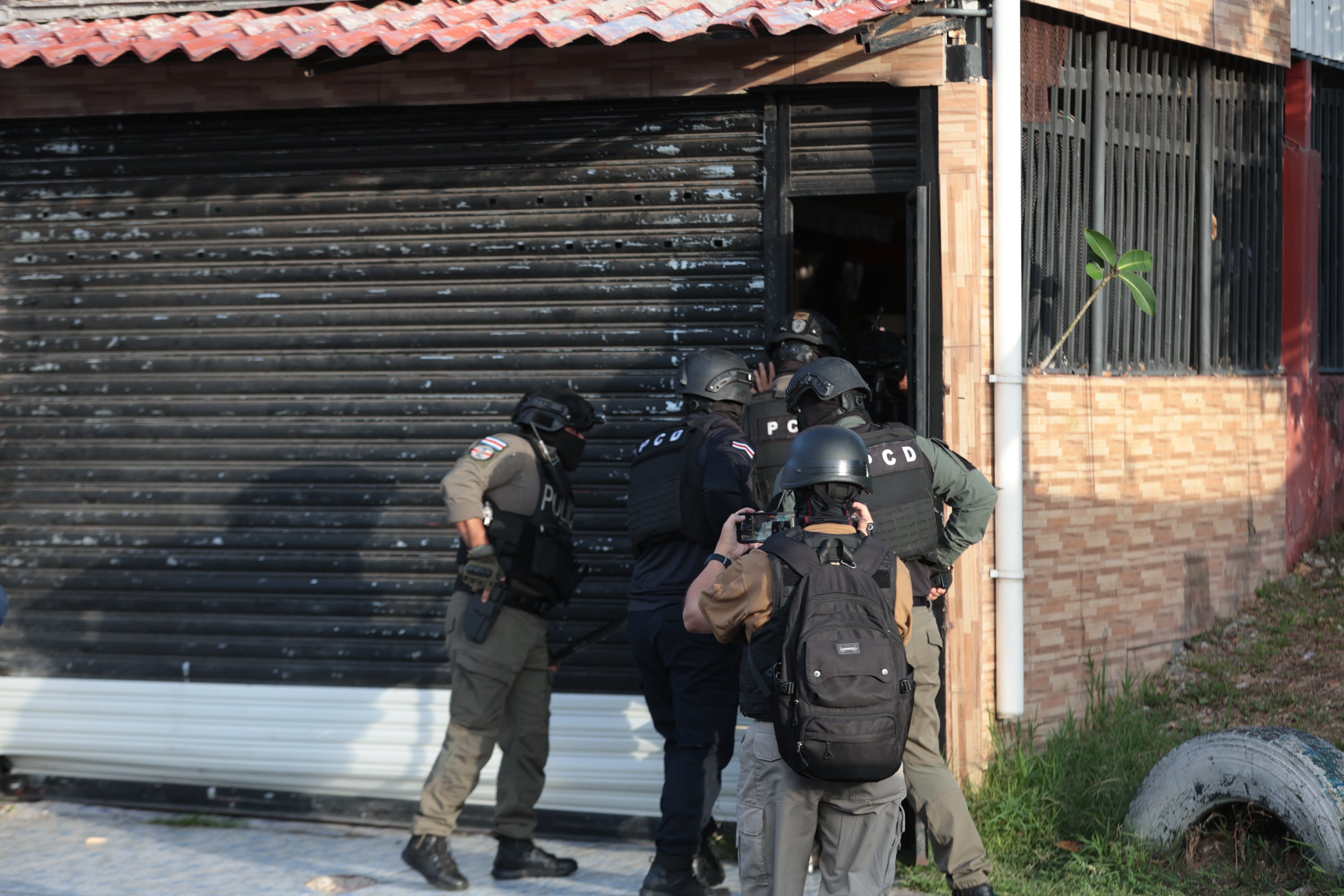 Operativo por parte de la Policía de Control de Drogas en residencial Los Geraneos en San Sebastián / Foto John Durán