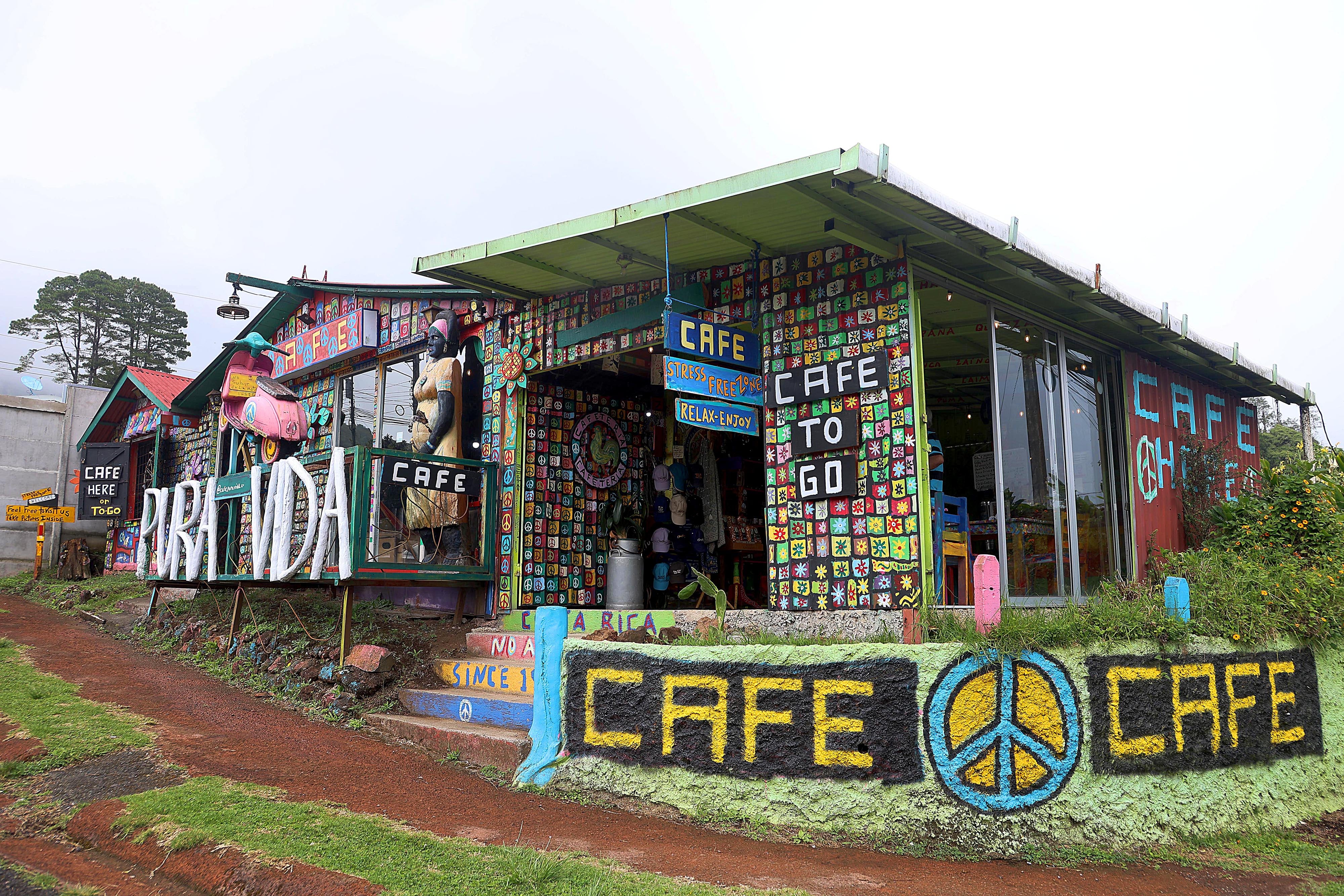 10/04/2024 Poasito de Alajuela. Café Pura Vida, en ruta hacia el Volcán Poás, unos 10 kilómetros antes del parque nacional, es un acogedor y encantador lugar que muestra desde la entrada hasta las paredes, cuadros y figuras, todas pintadas por su propietario Gustavo Sobrado, mucho de la idiosincracia costarricense. Sobrado, de hecho, afirma que su propósito es ofrecer hospitalidad a los turistas, sobre todo extranjeros, y que sientan que los ticos somos "pura vida" y que se lleven la mejor impresión del país. Foto: Rafael Pacheco Granados