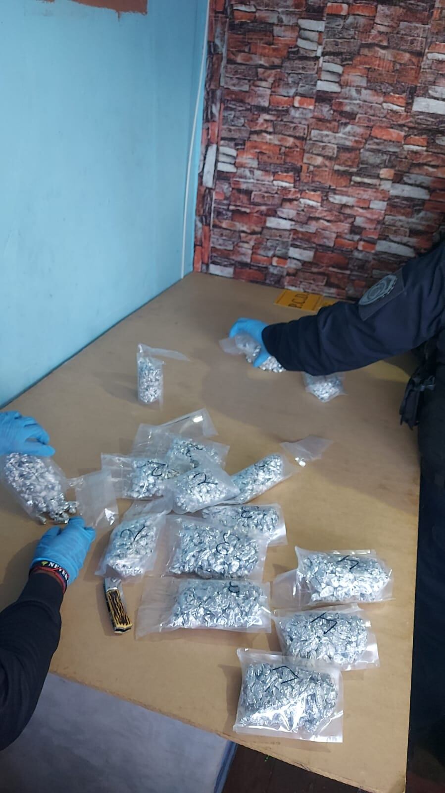 Esta era la forma en que un grupo criminal almacenaba y empacaba la droga que vendían en María Reina, Hatillo.