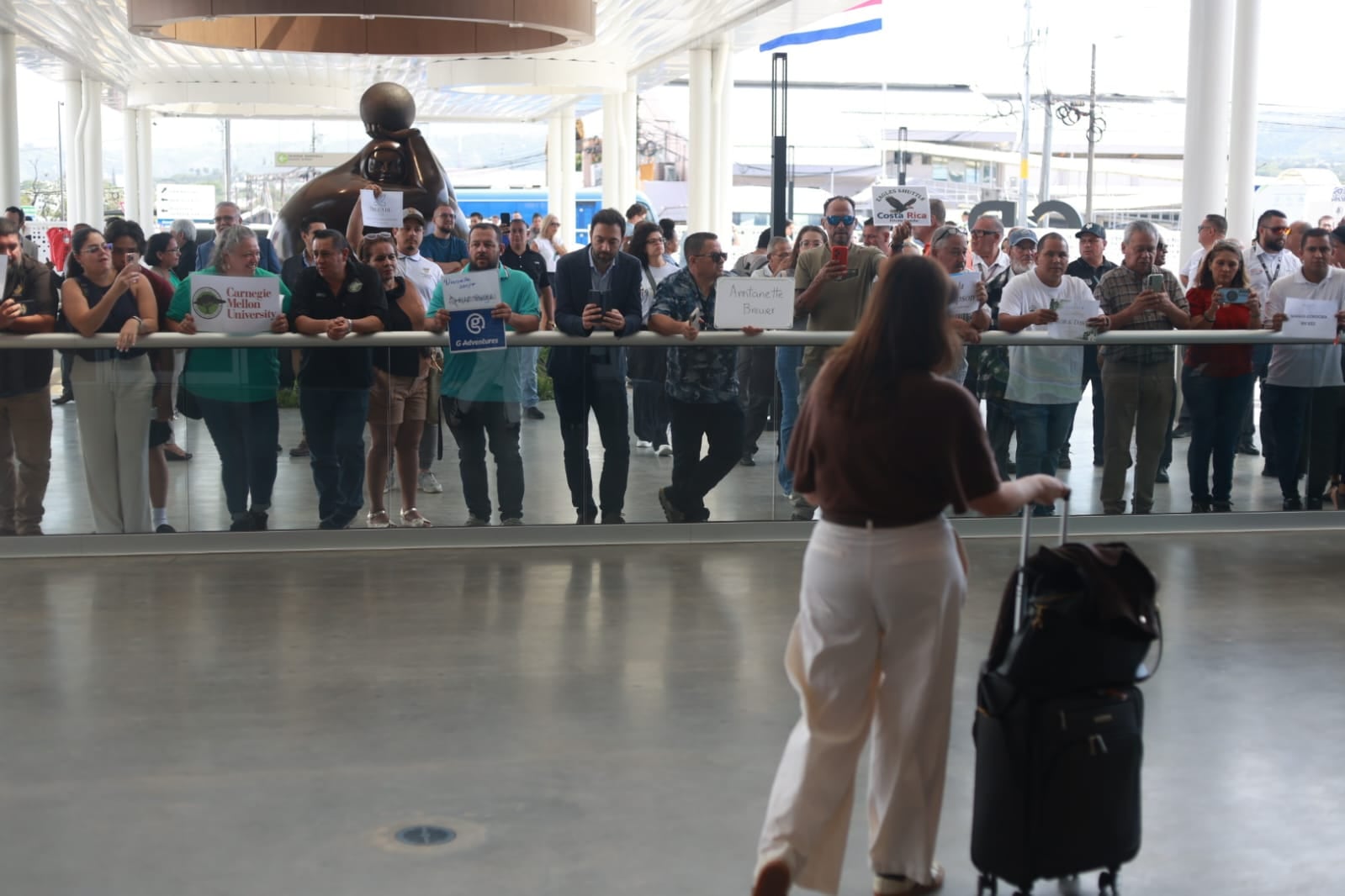 Así luce la nueva área externa de la terminal de llegadas del Aeropuerto Internacional Juan Santamaría.