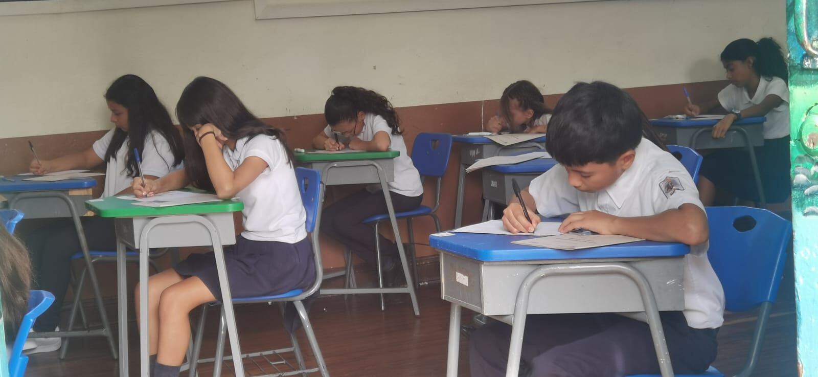 Más de 76 mil estudiantes de sexto año de Primaria, de 3 738 centros educativos, aplicarán la Prueba Nacional Estandarizada 2024 a partir de este martes 15 hasta el 18 de octubre. La viceministra acompañó, junto con el director de Gestión y Evaluación de la Calidad, Álvaro Artavia Medrano, el inicio de la aplicación de la prueba en la Escuela Juan Rafael Mora Porras, en Paseo Colón, Dirección Regional de San José Oeste, donde la realizaron 181 estudiantes.