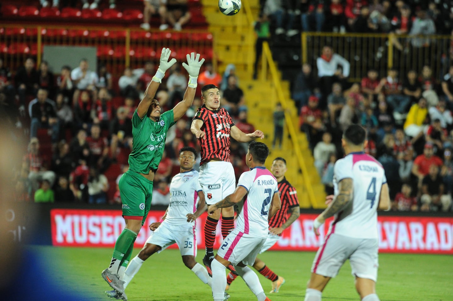 ‘Pechos fríos’: Afición de Alajuelense increpa a jugadores