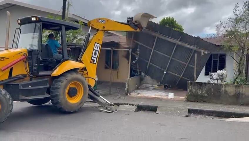 Un camión destruye la estructura dedicada a la venta de estupefacientes.