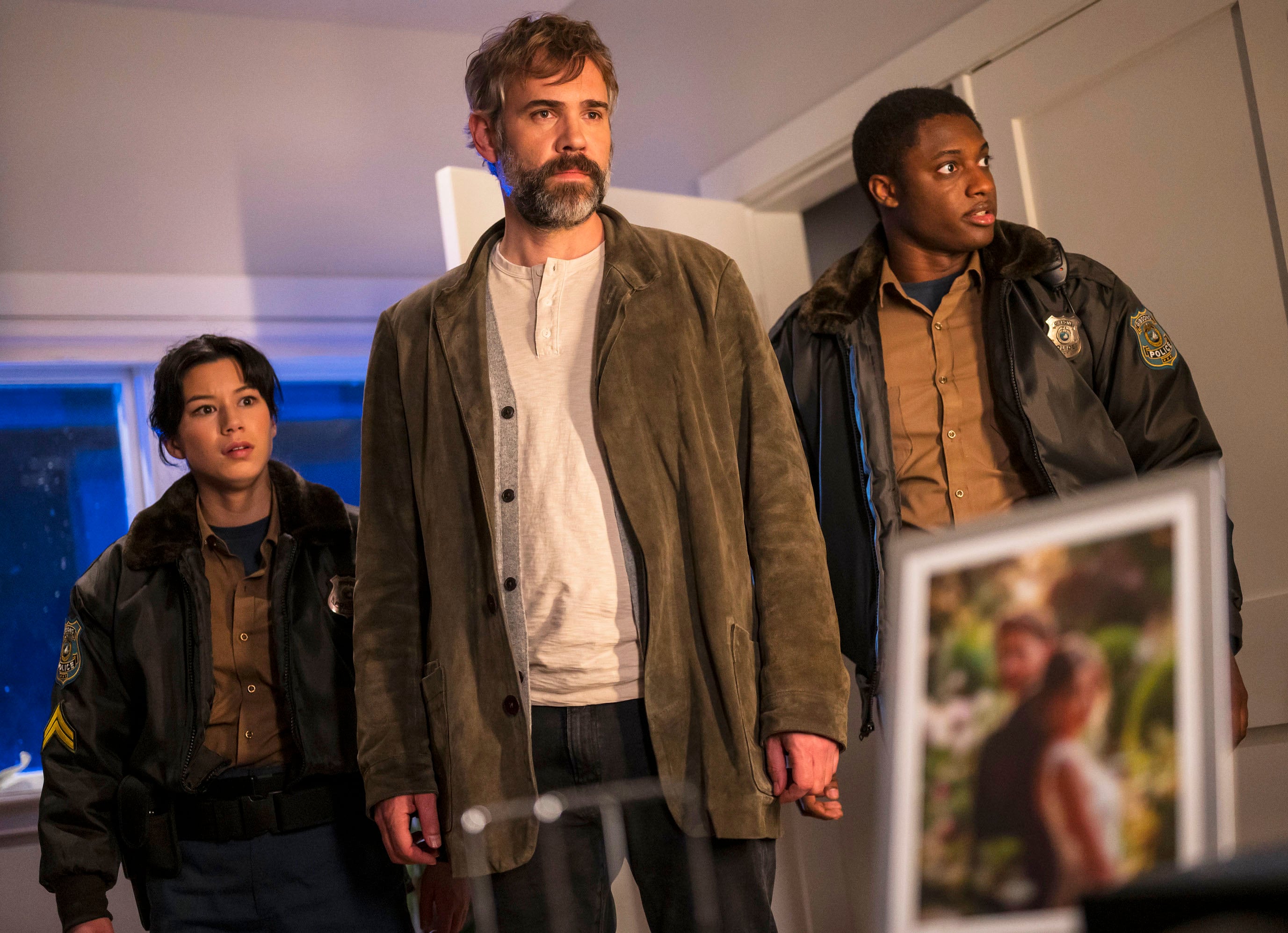 Rossif Sutherland interpreta a Karl Alberg, experimentado detective que busca una vida más tranquila. Sutherland ha participado en otras producciones como 'El guardián' y 'La Huerfana'.