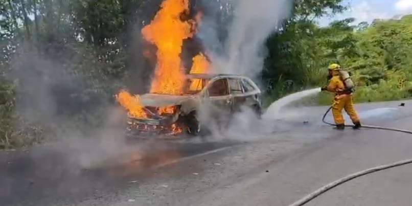Tres personas salieron ilesas tras el incendio de un vehículo liviano en Pérez Zeledón, según confirmó Bomberos.