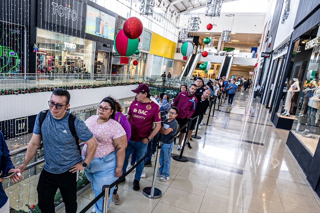 Los aficionados de Saprissa hicieron largas filas parta comprar la nueva camiseta.