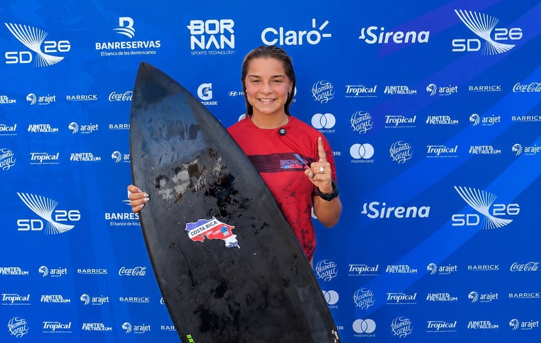 Rachel Agüero, surfista costarricense, quien ganó oro en los Juegos Centroamericanos y del Caribe 2026.