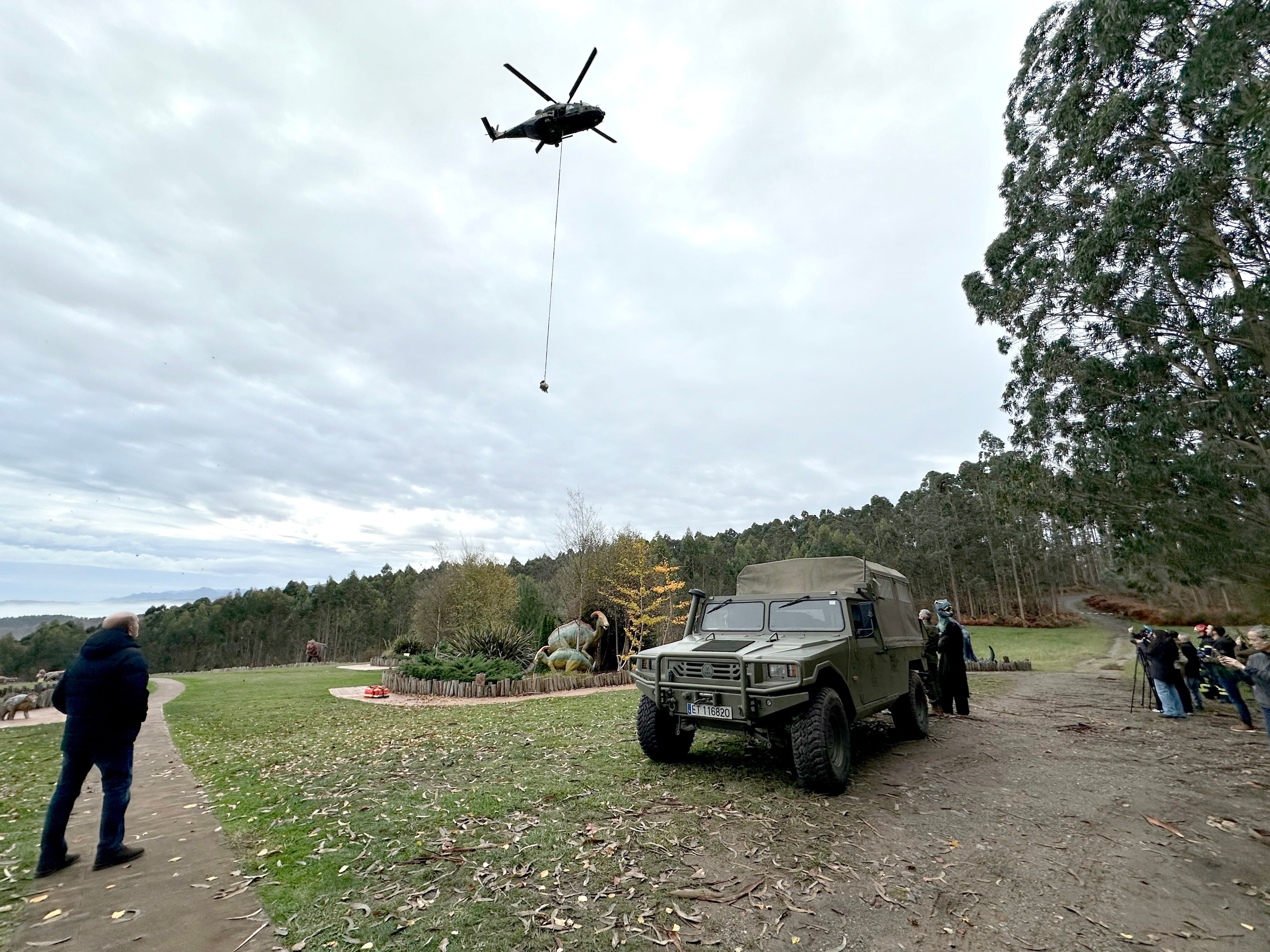 Con ayuda del Ejército, el Museo del Jurásico de Asturias recuperó fósiles clave de un dinosaurio saurópodo hallado en los acantilados de Ribadesella.