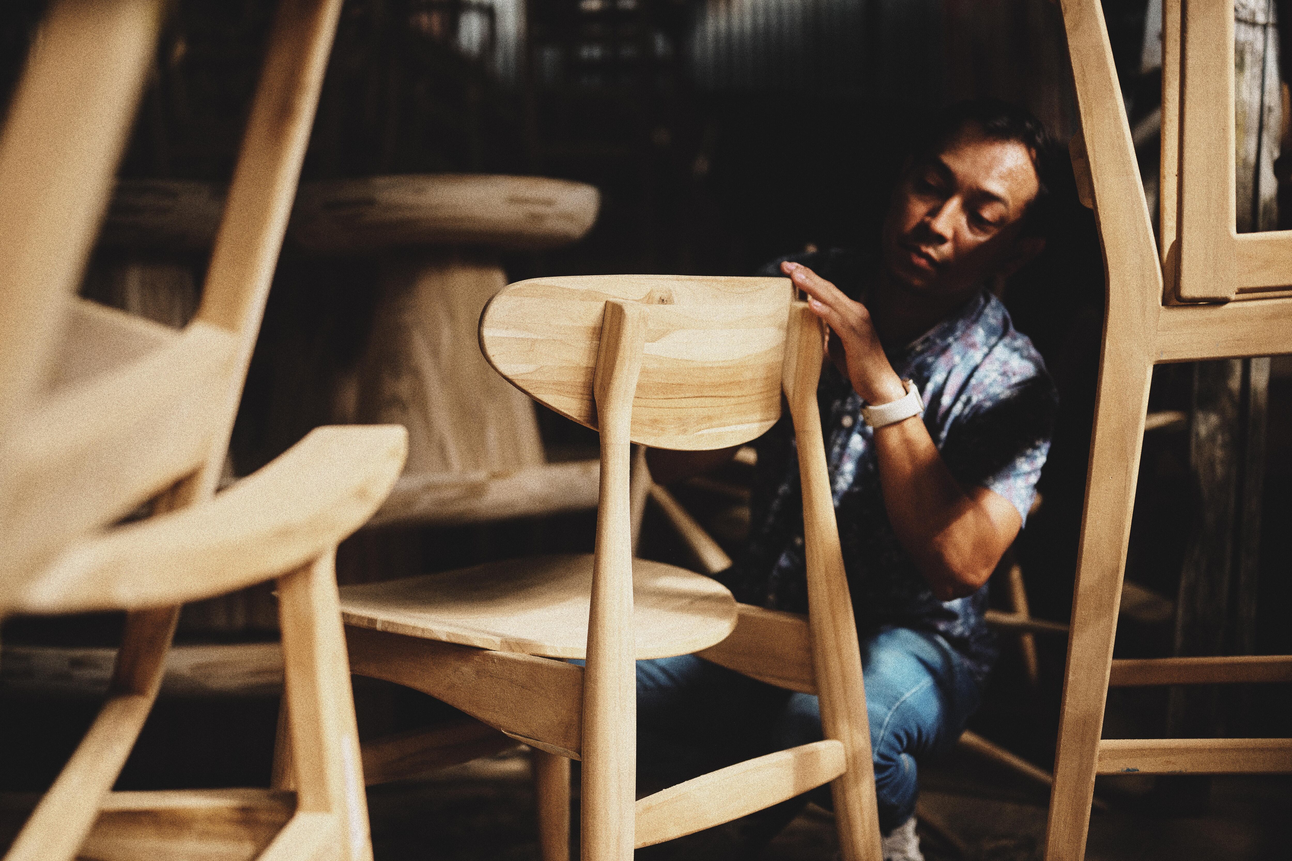 Artesano elabora silla de madera lograda con reforestación en la empresa MasayaCo
